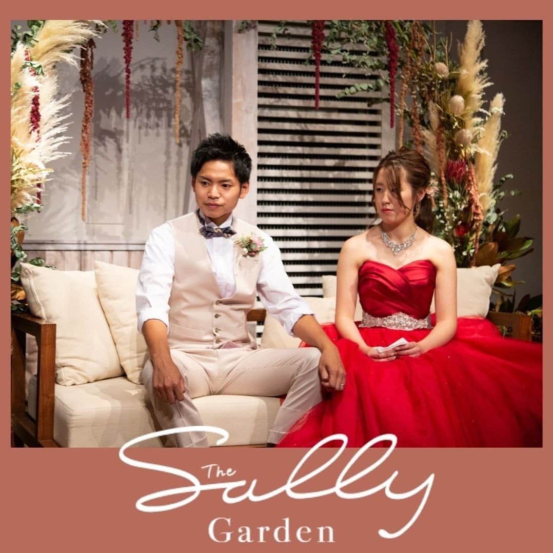 The Sally Garden（ザ サリィガーデン）さんのインスタグラム写真 - (The Sally Garden（ザ サリィガーデン）Instagram)「. . ソファでくつろぎながら過ごす 披露宴会場スタイル . ドライフラワーは シンプルな配色にして #赤ドレス がより映えるように。 . . . ・。*・。*・。*・。*・。*・。*・ . 🏠公式ホームページは @the_sally_garden のURLから💕 ☞http://sally-garden.jp/ . お気軽にお問い合わせ下さい！ . ． ・。*・。*・。*・。*・。*・。*・ サリィ"５大"おすすめPOINT👰♡ ・。*・。*・。*・。*・。*・。*・ . （１）完全貸切ウエディング🏠💕 . 鮮やかな緑と光が包む。 別荘に友人や家族を招くようにリラックスできる空間 . ┈┈┈┈┈┈┈┈┈┈┈┈┈┈┈┈┈┈┈ （２）360度ゲストを囲むガーデン挙式🌿 . 憧れのガーデン挙式と 人気のラスティックウェディングが叶う . ┈┈┈┈┈┈┈┈┈┈┈┈┈┈┈┈┈┈┈ （３）ゲストの喜びが鍵になる👰🤵✨ . ふたりの想いやイメージを汲み取り、 おもてなしのプロとしてチームサリィが 一丸となり理想のウエディングを創り上げます。 . ┈┈┈┈┈┈┈┈┈┈┈┈┈┈┈┈┈┈┈ （４）笑顔が広がる美食🍽💕 . 幅広い年齢層から支持される美食 お箸で年配ゲストも食べやすい気配りも。 . ┈┈┈┈┈┈┈┈┈┈┈┈┈┈┈┈┈┈┈ （５）アクセス🚘🌟 . 最寄り駅から5分!! 国道50号線付近にあり各方面から訪れやすい。 . ・。*・。*・。*・。*・。*・。*・ #ザサリィガーデン  #栃木結婚式 #花嫁diyレポ #ラスティックウエディング #披露宴会場 #披露宴会場装花 #披露宴会場コーディネート #バンケット #会場コーディネート #披露宴会場演出 #披露宴コーデ #装花イメージ #ナチュラルウエディング #結婚式場 #ウエディングレポート #gardenwedding #naturalwedding #プラコレ #Dressy花嫁 #ゼクシィ2020 #2020秋婚 #2020冬婚 #2021春婚 #2021夏婚」11月17日 17時34分 - the_sally_garden