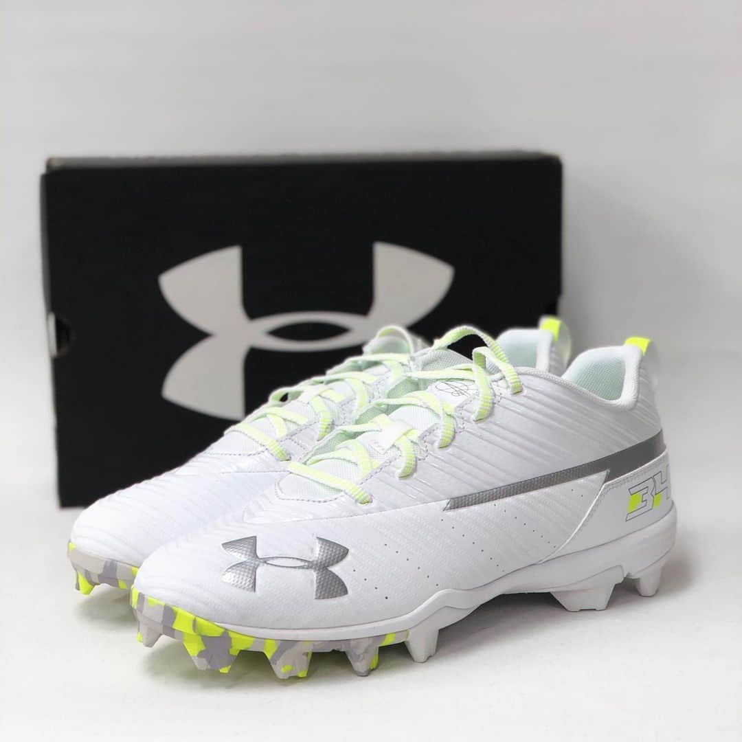 セレクションスタッフのインスタグラム：「.﻿ ﻿ ブライス・ハーパー シグネチャーモデルスパイク⚾️﻿ ﻿ ●耐久性のある合成皮革のアッパーを採用。﻿ ﻿ ●メッシュタンがドライでクールにキープしてくれる。﻿ ﻿ ●調整可能なアンクルストラップにより安定性バッチリ。﻿ ﻿ ●フルレングスのEVAミッドソールがスパイクの圧力を分散し、クッション性のある快適さを与えてくれる。﻿ ﻿ ●ポイントスパイク歯は全てのフィールドサーフェスにトラクションと耐久性をもたらす。﻿ ﻿ ﻿ 他スパイク多数取扱っております♪﻿ 過去ポストにも上げているので気になる方はチェックしてみてください✅﻿ ﻿ ﻿ ﻿ ﻿ #メジャーリーグ #野球好きな人と繋がりたい #草野球好きな人と繋がりたい #草野球 #セレクション新宿 #セレクション大阪 #スパイクシューズ #スパイク #野球部 #野球少年 #野球グッズ #mlb #ブライスハーパー #アンダーアーマー #社会人野球」