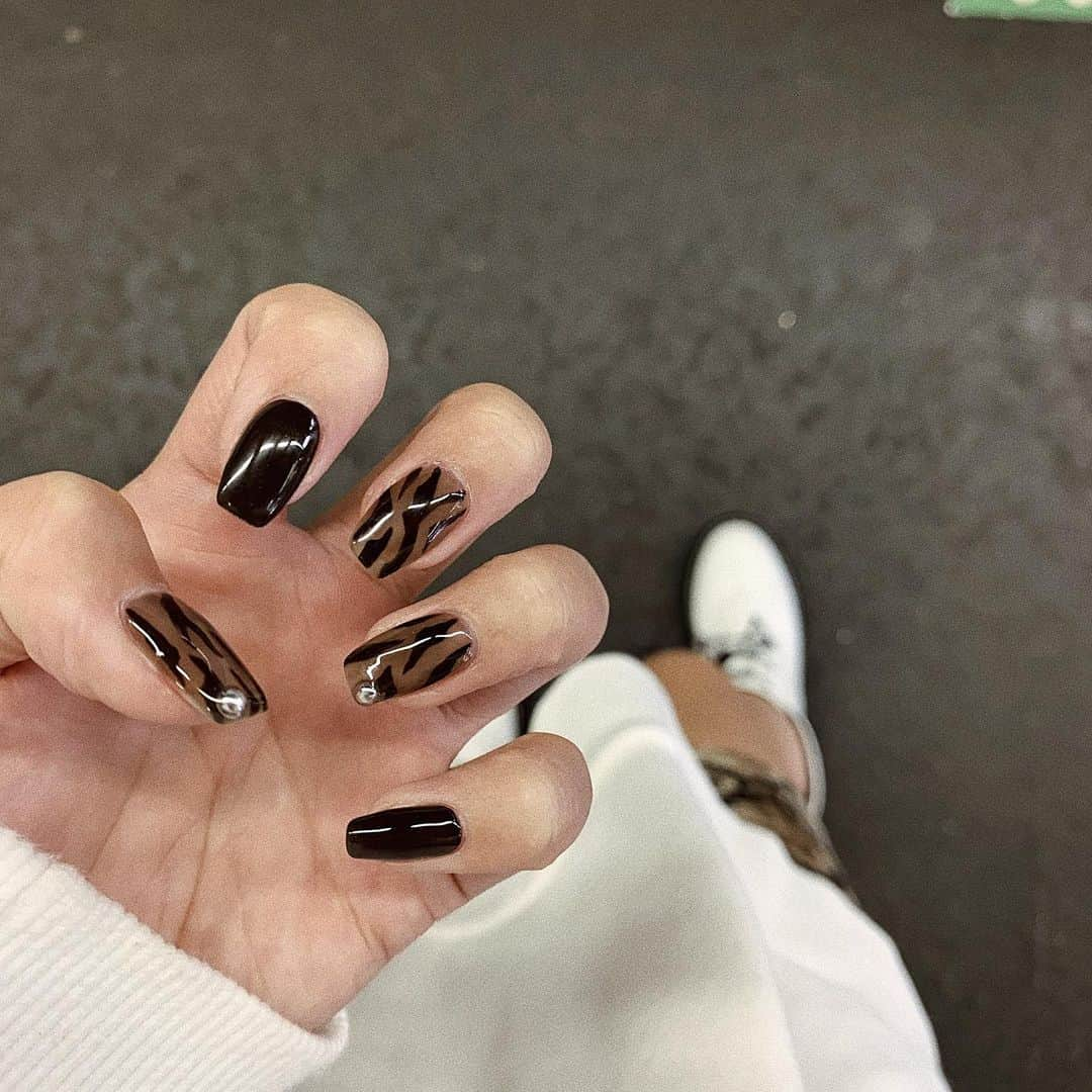 舞石まことのインスタグラム：「﻿ New nail🤎🦓﻿ ﻿ 今回過去1で気に入ってる﻿ アニマル柄×シースルーかわいすぎるうう、、😫﻿ ﻿ 今回も( @chipieee_ebisu )でやってもらったよ！ ﻿ ﻿ ﻿ #冬ネイル #ゼブラネイル #アニマルネイル #シースルーネイル」