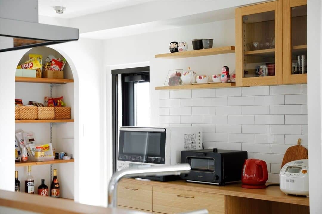 スタイル工房さんのインスタグラム写真 - (スタイル工房Instagram)「【事例No.734　共働き夫婦のための家事ラクプラン】 キッチンの背面に家電を置ける収納を造作。食料品をしまえる便利なパントリーもキッチン横に。Rの下がり壁がアクセントになっています。 充実したキッチン収納でいつもスッキリ！  stylekoubou_official 施工事例はホームページに700件以上掲載！ プロフィールのURLからご覧いただけます。  #stylekoubou #スタイル工房 #リノベ #リノベーション #リフォーム #東京リノベーション #神奈川リノベーション #戸建てリノベ  #マンションリノベ  #renovation #中古を買ってリノベーション #リノベのアイディア #施工事例 #快適な暮らし #自然素材  #中古リノベ #暮らしのアイデア  #日々の暮らし #暮らしを楽しむ #ライフスタイル #丁寧な暮らし #インテリア #快適空間 #丁寧な生活 #インテリア好きな人と繋がりたい #ワンストップリノベーション #キッチン収納」11月17日 17時40分 - stylekoubou_official