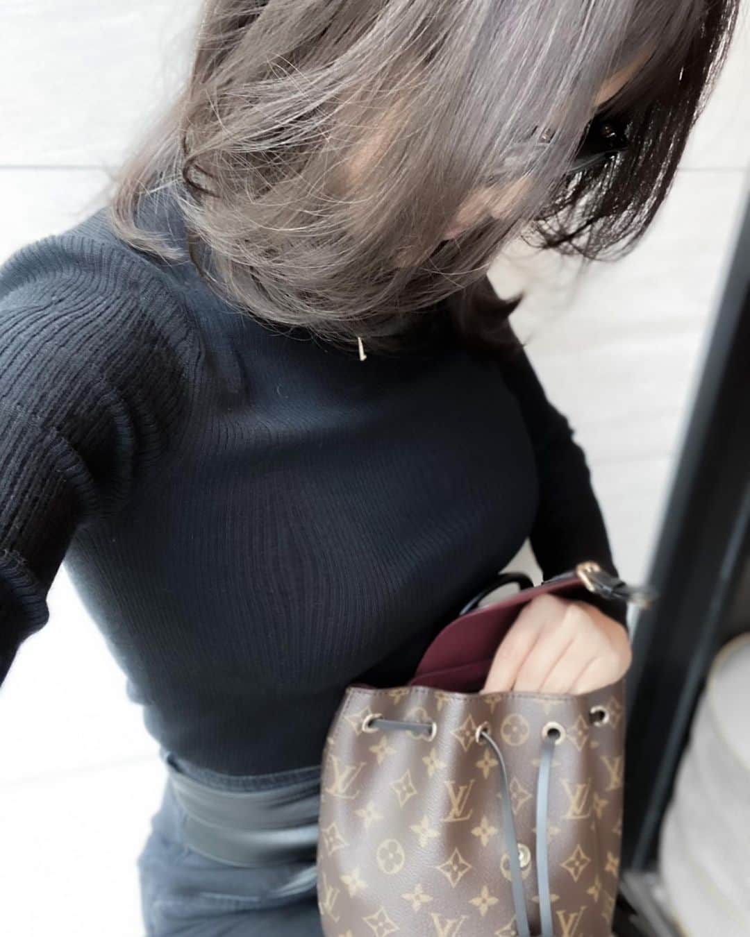 紺谷みえこのインスタグラム：「太陽光だと 髪色が透明感のあるダークブラウン とってもお気に入り🙈🤎  いつも元気で大好きなタカシさん 心から有難うございます。 @takashi.hirasawa」