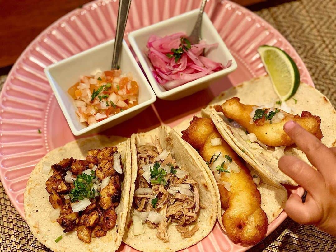 迫田愛子のインスタグラム：「木場に出来たばかりのtacos屋さん🌮🇲🇽﻿ @tacos.ensenada.kiba  ﻿ コロナビールが飲みたくなるね🌵✨﻿ ﻿ LAから帰国したばかりの若者たちが頑張っているお店で、お店の空気がとっても気持ちが良い😊💞🌿﻿ ﻿ トルティーヤはとうもろこしの粉で手作りグルテンフリー🌽﻿ サルサもこだわりの手作り🍅✨﻿ ﻿ もちろん現時点でもとっても美味しかったですが、パワー漲るお店だったからもっともっと美味しくなるだろうなと期待のお店です💞﻿」
