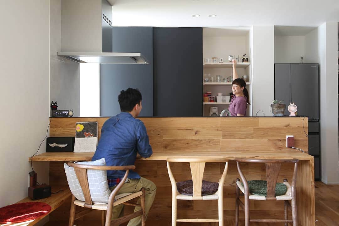 のインスタグラム：「. 【施工例紹介】 カウンターでのんびりとコーヒーの時間を☕  時にはスタディスペースに、時には読書スペースにもなります。  キッチン収納は天井までの可動式の棚にたっぷりと片付けることができ、お客さんが来たときは扉を閉めれば生活感を隠すこともできます。  その他施工例は @mitsuguhouse リンク先HPの作品集よりご覧ください .」