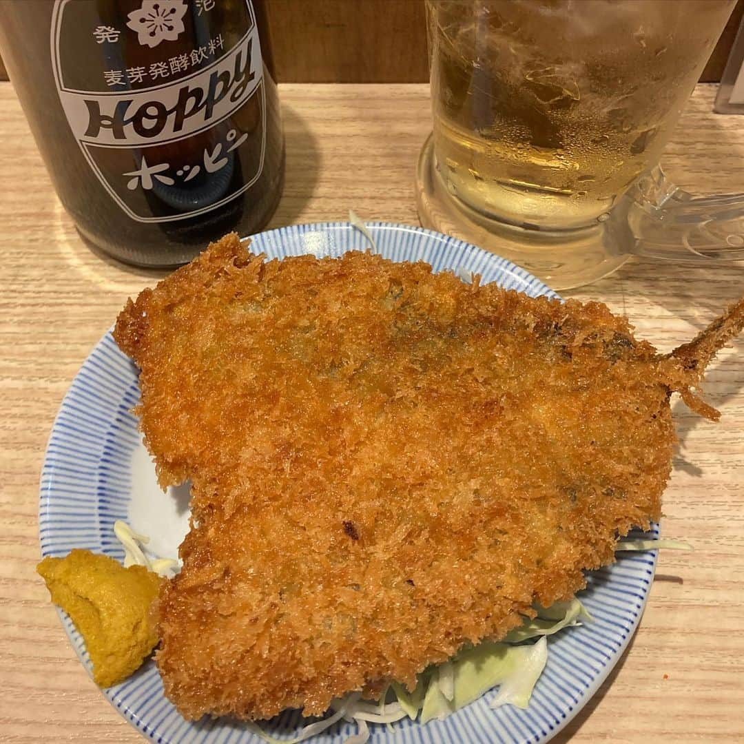 佐藤竜雄のインスタグラム：「空いてるスキを狙って今年初めての #晩杯屋 。やっぱり安いすなー。#煮込み #野菜天 #アジフライ でサクッと。 #ホッピー #高円寺 #サクッと飲み」