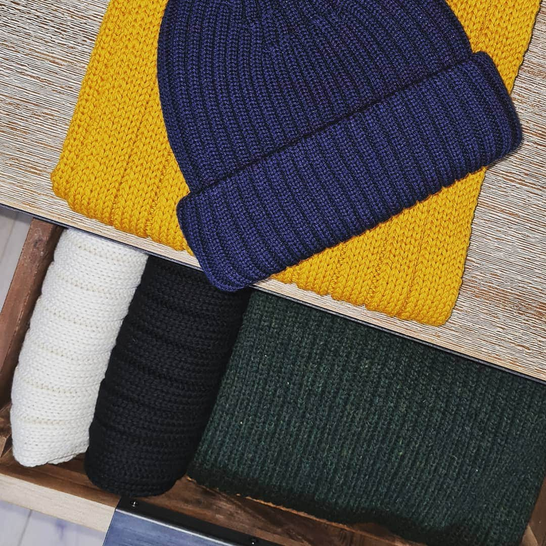 ドゥシャンのインスタグラム：「When you allow craftsmanship to take centre stage. British knitted Winter accessories that will see you through the coming season.」