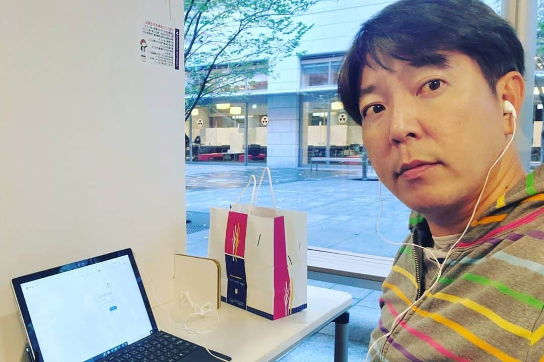 竹内弘一のインスタグラム：「大学院は対面からオンラインが増えてきました。でもオンラインのあと対面なのでラウンジでオンラインを受講。京都でもコロナ増えてきました。みなさん御自愛ください！」