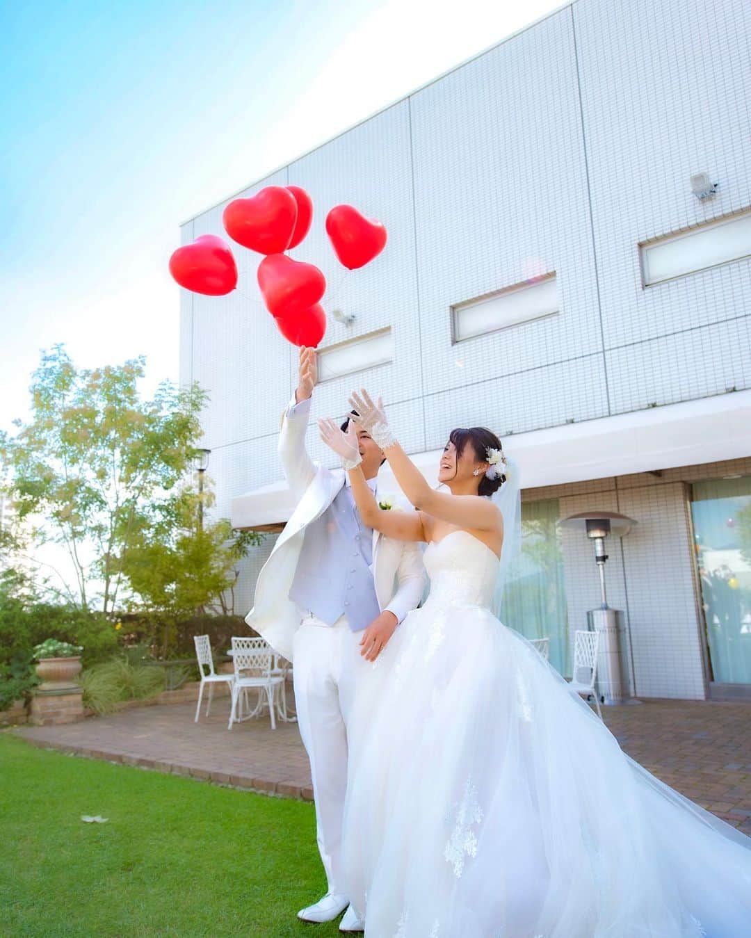スマ婚/オフィシャルアカウントのインスタグラム：「@smakon_official  ゲスト参加型の演出#バルーンリリース 🎈  カラフルな風船が空に舞う様子が とってもかわいいバルーンリリース💕  「ふたりの幸せが天まで届きますように」 という意味が込められています☺  バルーンリリースができる会場は限られていますので やってみたいという新郎新婦さまは 結婚式場を決める前に確認しておくと安心ですよ😉✨  スマ婚は 「日本中の結婚式を、安く、美しく」をコンセプトに 安く上質な結婚式が挙げられるプロデュースサービスです🕊  お問い合わせは @smakon_official  プロフィールTOPのURLよりご連絡いただくか お気軽にお電話ください☎  #スマ婚 #結婚式 #プレ花嫁 #式場探し #式場迷子 #ブライダル #プレ花嫁準備 #結婚式準備 #披露宴演出 #結婚式場選び #プレ花嫁さんと繋がりたい #全国の花嫁さんと繋がりたい #2020秋婚 #2020冬婚 #2021春婚 #2021夏婚 #2021秋婚 #関東花嫁 #東海花嫁 #関西花嫁 #スマ婚花嫁 #スマ婚レポ #卒花嫁レポ #結婚式準備レポ #卒花レポ #ウェディング #ゲスト参加型 #挙式演出 #ガーデンウェディング」