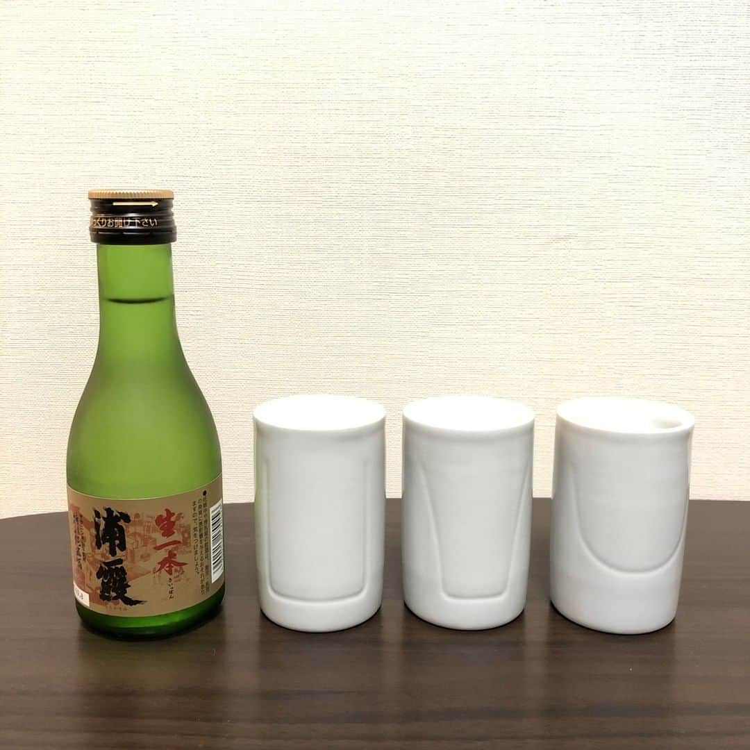 IKKONのインスタグラム：「. 【IKKONで日本酒飲み比べ】  今回飲み比べた日本酒は 【浦霞　特別純米　生一本】 宮城県塩竈市で造られているお酒です。 辛口でキリッとした味わいが特徴。 刺身に合いそうな感じです。  熱燗コンテストで受賞しているようで、 今の寒い時期にピッタリのお酒です。  ◎Round﻿ 口当たりがまろやかになる ﻿ ◎Straight﻿ 複雑な味わいが口いっぱいに広がる ﻿ ◎Narrow﻿ ﻿辛さもありつつ、後味はスッキリ  ﻿ このように1本の日本酒で、 3種類の味わい方ができるのがIKKONです。﻿  是非お気に入りの日本酒で 試してみてくださいね！  詳細は【@ikkon.life】 プロフィールリンクから。  ------------------------------------------- 【IKKONとは】 IKKONとは3種の味わい方が 楽しめるぐい呑みです。  二重焼という大堀相馬焼の特徴と、 その内側の形状を工夫することにより 空気との関わり方が変化。 それによりお酒の味の深みや風味を 楽しみ尽くすことができます。  それぞれの特徴を紹介します。  Round フルーティーな優しい 甘味を味わう  Straight 複雑な味わいをしっかりと 十分に味わう  Narrow 飲む過程で起きる 変化を味わう -------------------------------------------  #ikkon #一献 #飲み比べ #呑み比べ  #日本酒飲み比べ #日本酒好き #酒スタグラム  #ポン酒 #sakelover #ポン酒ダグラム  #酒スタグラム #ポン酒タグラム #日本酒部  #日本酒が好き #日本酒らぶ #日本酒で乾杯  #日本酒飲もう #日本酒好きとつながりたい  #日本酒飲みたい #利酒  #酒器 #酒器セット #日本酒好きな人と繋がりたい #日本酒女子  #日本酒大好き #ponshutagram #sakestagram #宮城のお酒 #浦霞 #辛口日本酒」