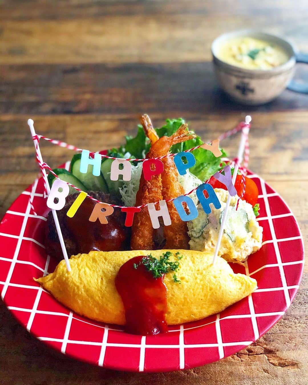 chaako ちゃあこのインスタグラム：「2020.11.17 * * 今日の晩御飯٩(๑❛ᴗ❛๑)۶ * ＊オムライス ＊ハンバーグ ＊海老フライ ＊ポテトサラダ ＊コーンスープ * でした(๑´ڡ`๑) * 今日は大人様ランチ♡ 旦那の誕生日（11月13日）に焼き鳥食べに行ったら、今年は大人様ランチじゃないんですねって色んな方に言われて思い出したので(笑)、遅ればせながら作りましたよー(*≧∀≦) * オムライスにハンバーグ、海老フライ、ポテトサラダとコーンスープ。 * ハンバーグがね…焦げてる様に写ってますが、実際は焦げてません(￣m￣*)何度撮っても黒くなっちゃうので諦めました(笑) * 旗立てて無いバージョンも。 旗立てると、何が何だかわからないので。 * joiceさんのこの赤のプレート、買った時から大人様ランチ作りたかったの。やっと作れた(笑) @joiceonthetable * * * てかね、インスタのアップデート後から、仕様が変わり過ぎてて使いづらいんですけどーーー。 * アクティビティは上に行ってるし、リールが堂々と真ん中にいるし、ショップがアクティビティの元場所に来てるし、もう何なの。変えすぎじゃ無い？ついていけないのは歳のせいなのでしょうか？(笑) * リール、初めてやってみたけど… それもよくわからなかった🤣 時間かかるかかる(笑) * * * #誕生日ごはん」