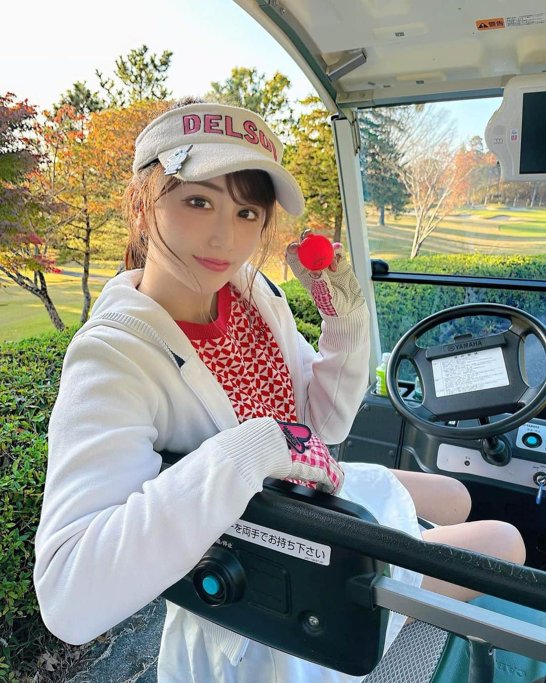 ゆかちんさんのインスタグラム写真 - (ゆかちんInstagram)「久しぶりのゴルフ⛳❤﻿ ﻿ ﻿ お天気に恵まれてすごく気持ちよかった💛✨﻿ 11月半ばなのに半袖でもいけれた😉💕﻿ 本当にラッキー🍀﻿ ﻿ ﻿ ﻿ ゴルフウェアはここです🤲✨﻿ ﻿ @srixongolf  トップスがお気に入り✨﻿ ﻿ ﻿ ﻿ ﻿ ﻿ ここのゴルフ場に初めて行ったけど﻿ お昼ご飯の中華が豪華で美味しすぎた🐼💗笑﻿ オススメ✨😋🤲コースもめっちゃよかった！﻿ ﻿ ﻿ ﻿ ﻿ ﻿ ﻿ ﻿ ﻿ ﻿ ﻿ ﻿ ﻿ #ゴルフ #ゴルフ女子 #ゴルフウェア ﻿ #ゴルフコーデ #ゴルフ女子コーデ ﻿ #ゴルフ女子と繋がりたい #スポーツ女子﻿ #サマンサタバサゴルフ #ゴルフコーデ ﻿ #サマンサゴルフ #ゴルフ部 #女子ゴルフ ﻿ #ゴルフ好きな人と繋がりたい #ゴルフ大好き  #golf #golfwear #golfgirl #golfswing ﻿ #golf⛳️ #japanesegirl #japangolf ﻿ #golfjapan #golflife #srixongolf」11月17日 17時51分 - y__chan___