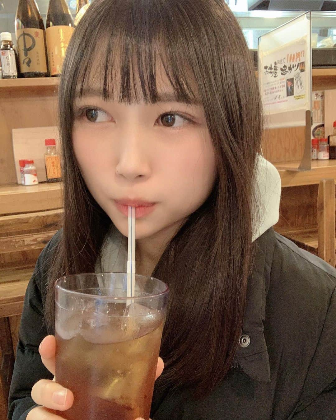 望月ひかりさんのインスタグラム写真 - (望月ひかりInstagram)「烏龍茶とほうじ茶の2択でいつも悩む💭  #japanesegirl #日本 #tokyo #fff #ポートレート #model #portrait #japan #幸せ #followforfollowback #f4f #乃木坂46 #乃木坂46好きな人と繋がりたい #日向坂46 #日向坂46好きな人と繋がりたい #遠藤さくら推し #遠藤さくら推しと繋がりたい #写真好きな人と繋がりたい #япония #カメラ好きな人と繋がりたい #写真好きな人と繋がりたい #串カツ #彼女感 #彼女 #デート #girlfriend アイドル #アイドル好きと繋がりたい #フォロー返し #自撮り #自撮り女子 #モデル」11月17日 17時51分 - hikaringo_mochizuki