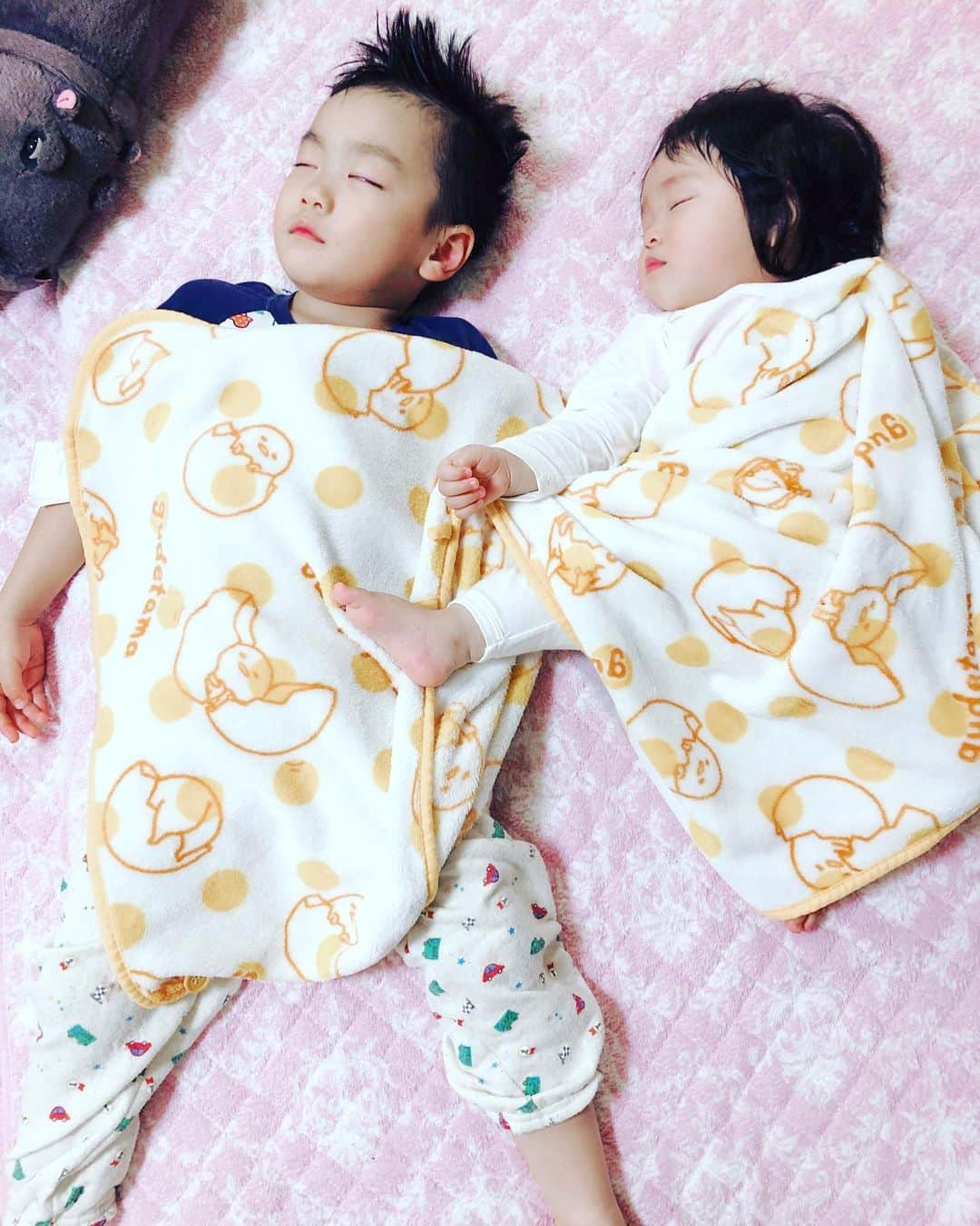 幹てつやさんのインスタグラム写真 - (幹てつやInstagram)「お昼寝Time…。あんよが可愛い😍 ＊ ＊ #お昼寝 #兄妹 #あんよが可愛い #子育て日記 #幹てつや」11月17日 17時59分 - mikitetsuya