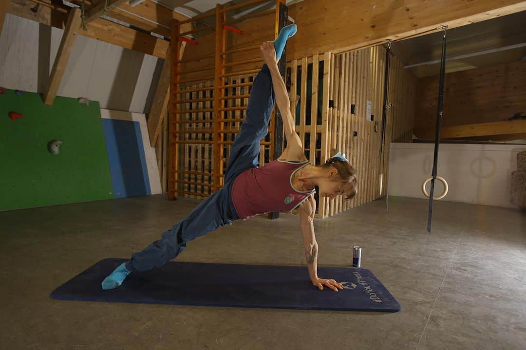 アンジェラ・アイターのインスタグラム：「Persistence is a valuable source to preclude an injury. I regularly visit my therapist and can do some exercises by myself such as stretching. • When I deeply interact with my body I can ensure a safe stretch. I grab my foot, lift my hips and slowly get a straight leg. During the practice I activate my core to stay in balance. • 📸 @bernieruech #verleihtflügel @ferienregionimst @lasportivagram @team_edelrid」