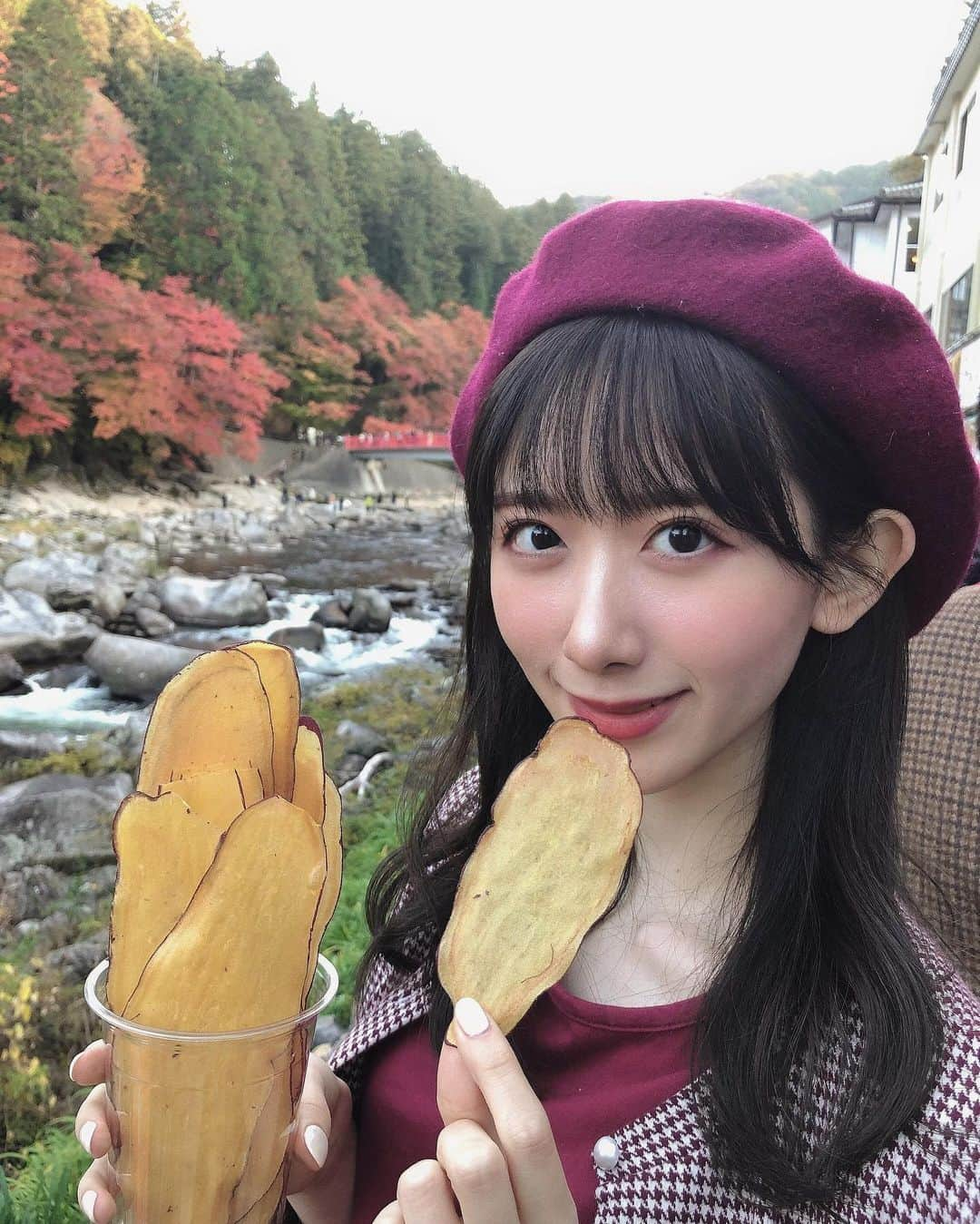 杉浦琴音さんのインスタグラム写真 - (杉浦琴音Instagram)「𓈒𓏸  ㅤㅤㅤㅤㅤㅤㅤㅤㅤㅤㅤㅤㅤ 香嵐渓〜🍁 食べ歩きフードとことッション🤎  ︎◾︎ 1  #飛騨牛コロッケ  ◾︎ 2 #もみじ饅頭揚げ  ◾︎ 3 #茶虎 #おさつチップス  ◾︎ 4 #京やきぐり  全部母と半分こ︎︎︎︎☺︎  紅葉コーデは秋っぽく #ベレー帽 に #セットアップ 🩰  ㅤㅤㅤㅤㅤㅤㅤㅤㅤㅤㅤㅤㅤ ㅤㅤㅤㅤㅤㅤㅤㅤㅤㅤ ㅤㅤㅤㅤㅤㅤㅤㅤㅤㅤㅤㅤ #香嵐渓 #香嵐渓グルメ #紅葉饅頭 #紅葉  #名古屋グルメ #両口屋 #スイーツ巡り  #秋コーデ #秋グルメ #全身コーデ #fashion #follow #followme  #nmb48 #instagood #ootd #dailylook」11月17日 17時57分 - kotochannokoto