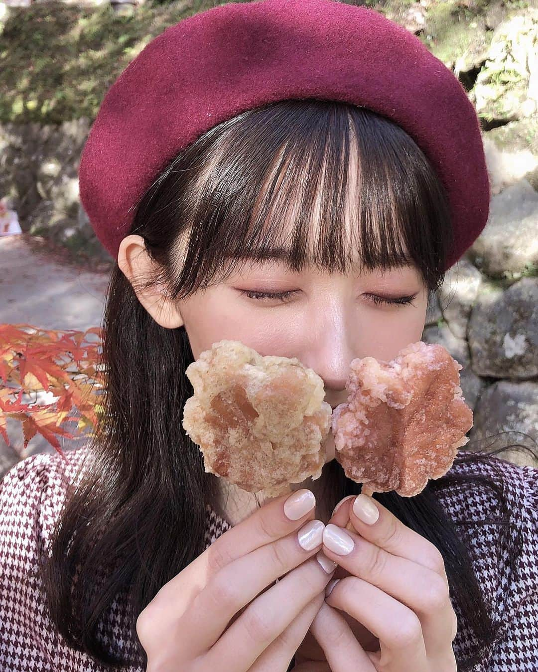 杉浦琴音さんのインスタグラム写真 - (杉浦琴音Instagram)「𓈒𓏸  ㅤㅤㅤㅤㅤㅤㅤㅤㅤㅤㅤㅤㅤ 香嵐渓〜🍁 食べ歩きフードとことッション🤎  ︎◾︎ 1  #飛騨牛コロッケ  ◾︎ 2 #もみじ饅頭揚げ  ◾︎ 3 #茶虎 #おさつチップス  ◾︎ 4 #京やきぐり  全部母と半分こ︎︎︎︎☺︎  紅葉コーデは秋っぽく #ベレー帽 に #セットアップ 🩰  ㅤㅤㅤㅤㅤㅤㅤㅤㅤㅤㅤㅤㅤ ㅤㅤㅤㅤㅤㅤㅤㅤㅤㅤ ㅤㅤㅤㅤㅤㅤㅤㅤㅤㅤㅤㅤ #香嵐渓 #香嵐渓グルメ #紅葉饅頭 #紅葉  #名古屋グルメ #両口屋 #スイーツ巡り  #秋コーデ #秋グルメ #全身コーデ #fashion #follow #followme  #nmb48 #instagood #ootd #dailylook」11月17日 17時57分 - kotochannokoto