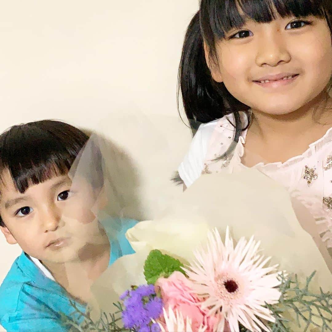 山口尚美のインスタグラム：「今日は結婚(入籍)記念日💐💍❣️ 母に預かりをお願いして家に来てもらったら 子供達に花束託して祝ってくれた🥺‼️ 嬉しい…ありがとう…😭✨ 今からちょっとだけパパと楽しんで来るよ〜🍣❣️💨」