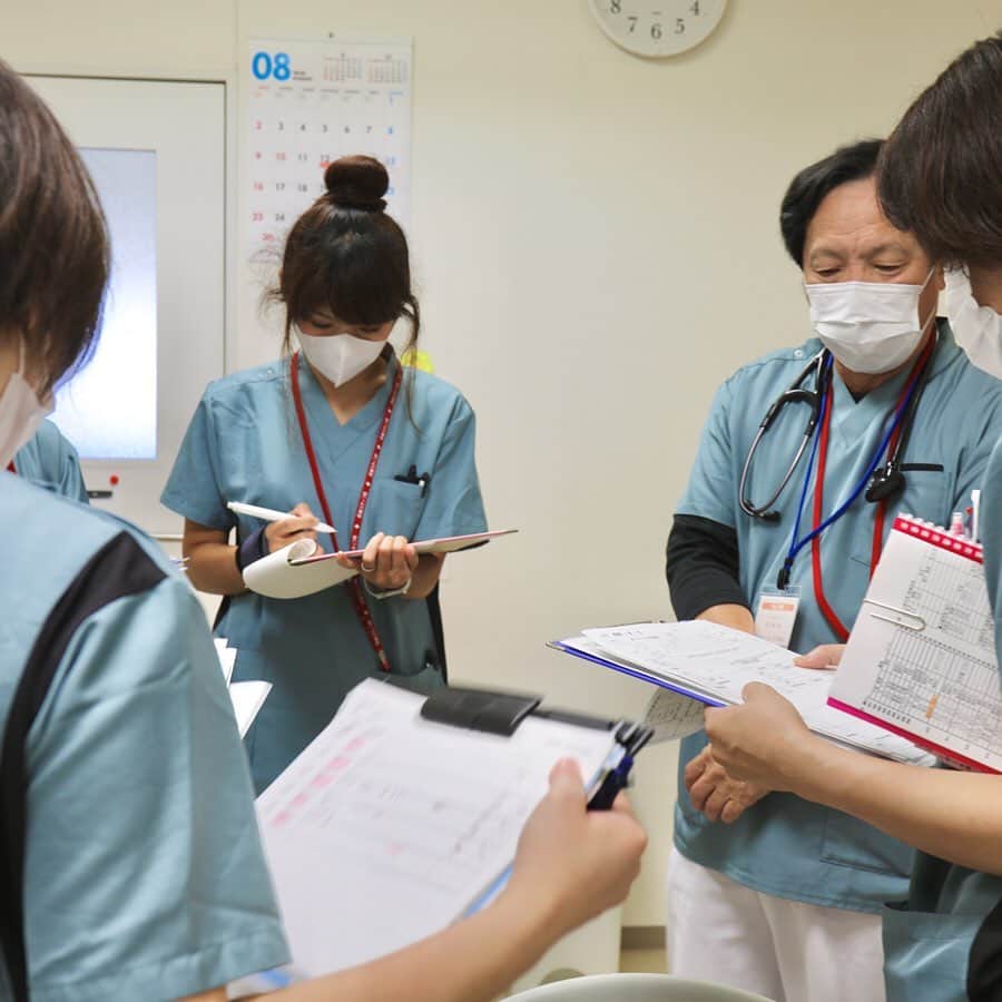 平成医療福祉グループさんのインスタグラム写真 - (平成医療福祉グループInstagram)「🏥HMWお仕事図鑑📖 --- No.010／医師 --- 毎週火曜日📅当グループで活躍するさまざまな職種を、図鑑のように楽しく紹介します！ --- 今回は、チーム医療の中心的役割を担い、各専門職種と協働しながら患者さんの治療に取り組む、医師です。 --- グループのサイトには、さらに詳細を掲載💡 プロフィールのリンク「知る・楽しむ」のページからご覧ください☝️ --- 撮影協力：世田谷記念病院 --- #平成医療福祉グループ #HMW #HMWお仕事図鑑 #お仕事図鑑 #絶対に見捨てない #医療 #福祉 #リハビリテーション #チーム医療 #病院 #慢性期 #世田谷記念病院 #医師 #ドクター #医者 #病棟 #外来 #訪問診療 #地域医療 #医師募集 #医学部 #医学部志望 #医療系 #グループのサイトもチェック✅」11月17日 17時59分 - hmw_group