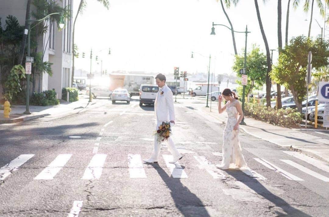 ゼクシィさんのインスタグラム写真 - (ゼクシィInstagram)「【あの定番スポットも！ハワイ前撮りフォトSNAP】 . 今回は、#ゼクシィ2020 のハッシュタグをつけて 投稿頂いた中から、ハワイのダウンタウンで撮影した 先輩花嫁さんの前撮りフォトをご紹介します📷🌺 . 結婚式より先に、新婚旅行で訪れたハワイ。 最大の目的はロケーションフォトの撮影。 ビーチとは違ったレトロな街並みが魅力の ダウンタウンへ繰り出して撮影を満喫☺️🎶 . ワイキキに比べて人通りが少ないダウンタウンは ただ立つだけでも絵になるスポットが満載🙌 ちょっと色褪せた壁、横断歩道、 雰囲気のあるアイリッシュパブ、 定番だけど外せないハワイシアターでも、もちろん撮影。 . @i.m.o.m.o さま . . +♥+:;;;:+♥+:;;;:+♥+:;;;:+♥+:;;;:+♥+:;;;:+♥ . プロポーズから結婚式まで素敵なお写真募集中！ . ゼクシィ公式アカウントでお写真を紹介してみませんか？ 【#ゼクシィ2020】 を付けて投稿してください📮 . +♥+:;;;:+♥+:;;;:+♥+:;;;:+♥+:;;;:+♥+:;;;:+♥ . ▼花嫁さんダウンロード数No.1 ゼクシィアプリはURLから📣 @zexyrecruit . . #前撮り#リゾ婚#ロケフォト#海外ウエディングフォト#ハワイ前撮り _ #海外前撮り#ダウンタウン#ハワイシアター#海外後撮り#フォトツアー#リゾート前撮り#リゾート後撮り#卒花#ハワイハネムーン _ #ハネムーンフォト#リゾートウェディング#海外ウェディングフォト#ハワイロケーション撮影#ハワイロケーションフォト#全国のプレ花嫁さんと繋がりたい#日本中のプレ花嫁さんと繋がりたい#花嫁#ウェディング#プレ花嫁 _ #結婚式#ゼクシィ#ちーむゼクシィ#幸せが動きだしたらゼクシィ」11月17日 18時00分 - zexyrecruit