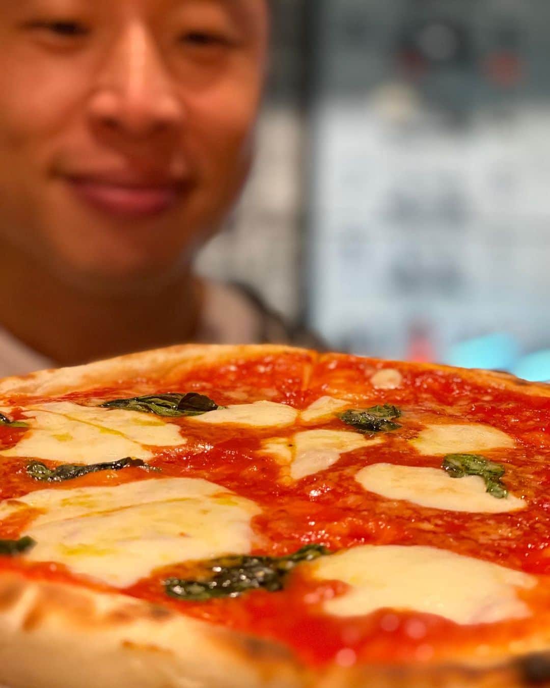 なかやまきんに君さんのインスタグラム写真 - (なかやまきんに君Instagram)「#なかやまきんに君 #ピザ あ、ピッツァ を食べました #トマトソースとチーズ の ピザ あ、 #ピッツァ #マルゲリータ #ピザにピントが合ってるのかい あ、 #ピッツァにピントが合ってるのかい #キャーカッコつけてピッツァと言おうとしてるけどいつもはピザと言っているのがバレてるところステキー」11月17日 18時03分 - nakayama_kinnikun