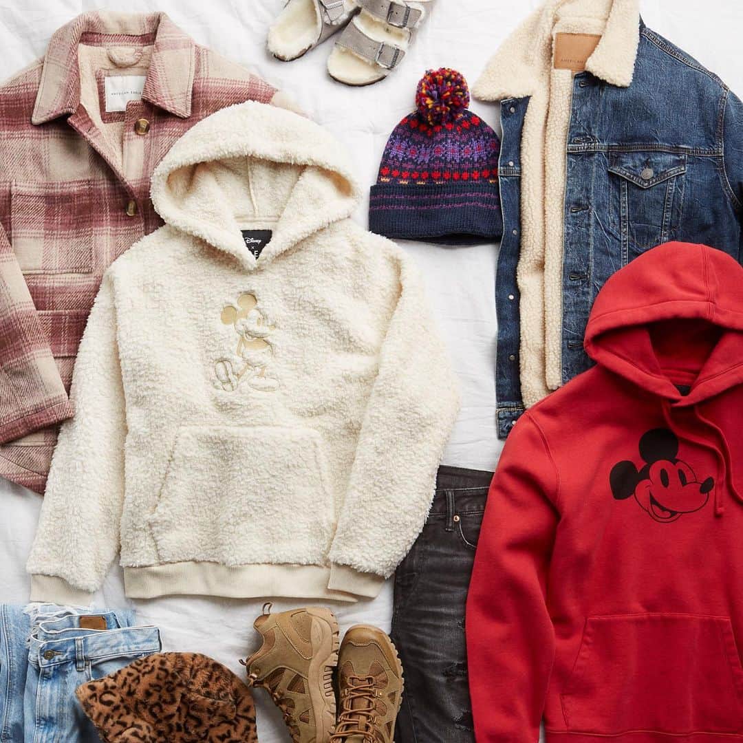 アメリカンイーグルのインスタグラム：「冬の目標:ミッキーとミッキーの仲間のように“Stay warm & look cool” @Disney x AEパーカーと、快適なオーバーサイズのジャケットとアクセサリーを組み合わせは、これからの時季にぴったりです！ #mickeyfriendsstaytrue　 @Disney, @mickeytrueoriginal」