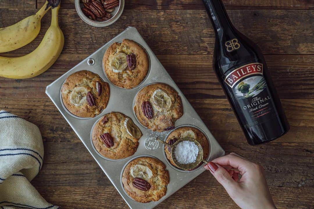Nanaのインスタグラム：「#ad #PR  @baileys_jp ベイリーズを使ったマフィンを作りました🧁 キャラメリゼしたバナナを合わせたマフィンの生地に、ベイリーズを加えて、甘い香りが広がるマフィンを作りました。きめ細かい米粉とアーモンドパウダーを生地に使用し、しっとりとした食感に仕上げています。トッピングにもバナナとピーカンナッツを添えて。（6個分のマフィンの材料に対し、30mlほど使用しています。） 公式アカウントにて他の写真も掲載予定なので、良かったらチェックしてみてくださいね。  ※ベイリーズはお酒であるため、20才以上の方のみが閲覧可能です。年齢をInstagramに登録しておらず、アカウントが閲覧できない方は下記の方法をお試しください。  1. @baileys_jp で検索 2. 検索候補の下の方に出てくるのでタップ 3. 年齢確認されるので「20才以上」をタップ 4. 真っ白の画面 5. 戻るボタンを押して @baileys_jp で検索 6. 今後は上の方に出てくるのをタップで閲覧できるようになります。 もしくはInstagramの設定→アカウント→個人の情報→誕生日の設定でできるようになる方もいます。」
