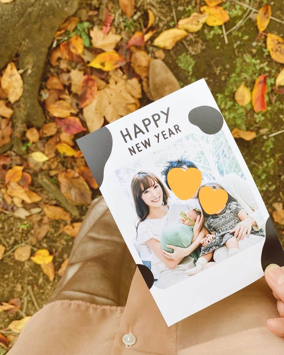 小林真由のインスタグラム：「来年の年賀状🐮﻿ ﻿ もう年賀状を考える時期だなんて信じられないけど今年は少し早めに完成👏🏻﻿ 写真もよく印刷してる しまうまプリントで作ってみました♡﻿ ﻿ デザインや写真を選んで、アプリで簡単にできちゃう。﻿ 宛名まで印刷してもらえるし便利な世の中だなぁ。﻿ 私はシンプルな牛柄とニューボーンフォトの時に撮った家族写真に🐄🤎 デザインも豊富でどれも可愛かったです。そして何より届くのも早くてコスパも良いし仕上がりも綺麗で大満足！﻿ 年賀状での繋がりも大事にしたいからこれからも続けていかないと😌﻿ 年賀状が終わると何だかほっとする..笑﻿ ﻿ ﻿ クーポンコードを入れると100円割引になるそうなのでぜひ使ってみてください♡ ﻿ (2020年12月28日23:59まで、1ユーザーにつき1回のみハガキ代を除く合計金額から割引だそうです)﻿ ﻿ クーポンコード: xUJcd4pRvv ﻿ ﻿ ﻿ @shimaumaprint  #年賀状 #年賀状アプリ #しまうまプリント #年賀状デザイン #年賀状作り #年賀状フォト #pr #はがき #正月 #おすすめアプリ #年末準備 #年賀はがき #年賀状2021  #年賀状写真  #年賀状印刷 #ママライフ﻿」