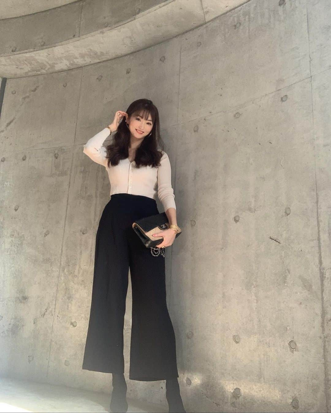 MAMIさんのインスタグラム写真 - (MAMIInstagram)「好きな組み合わせ  beige and Black OOTD  肌馴染みのいい ミルクティーベージュの ショートカーディガンに ハイウエストのガウチョパンツ  カーディガンを素肌に1枚で 着るの好き。 ギリギリお腹ちょい出ちゃった。  トップスは 背中のお肉を拾わない 硬め細めのリブで🙆‍♀️  bagは女子大生の頃からの 年代物...(20年以上)  CHANELのマトラッセは 永遠の定番です。  tops&bottoms  @zara  bag @chanelofficial   #OOTD #アラフォーコーデ  #ママコーデ #zara  #ザラジョ  #ザラコーデ  #ガウチョパンツ #カーディガン  #ショートトップス #背肉 #撲滅 #instagood  #instafashion  #マトラッセ #CHANEL #高身長コーデ」11月17日 18時12分 - mami_rcj