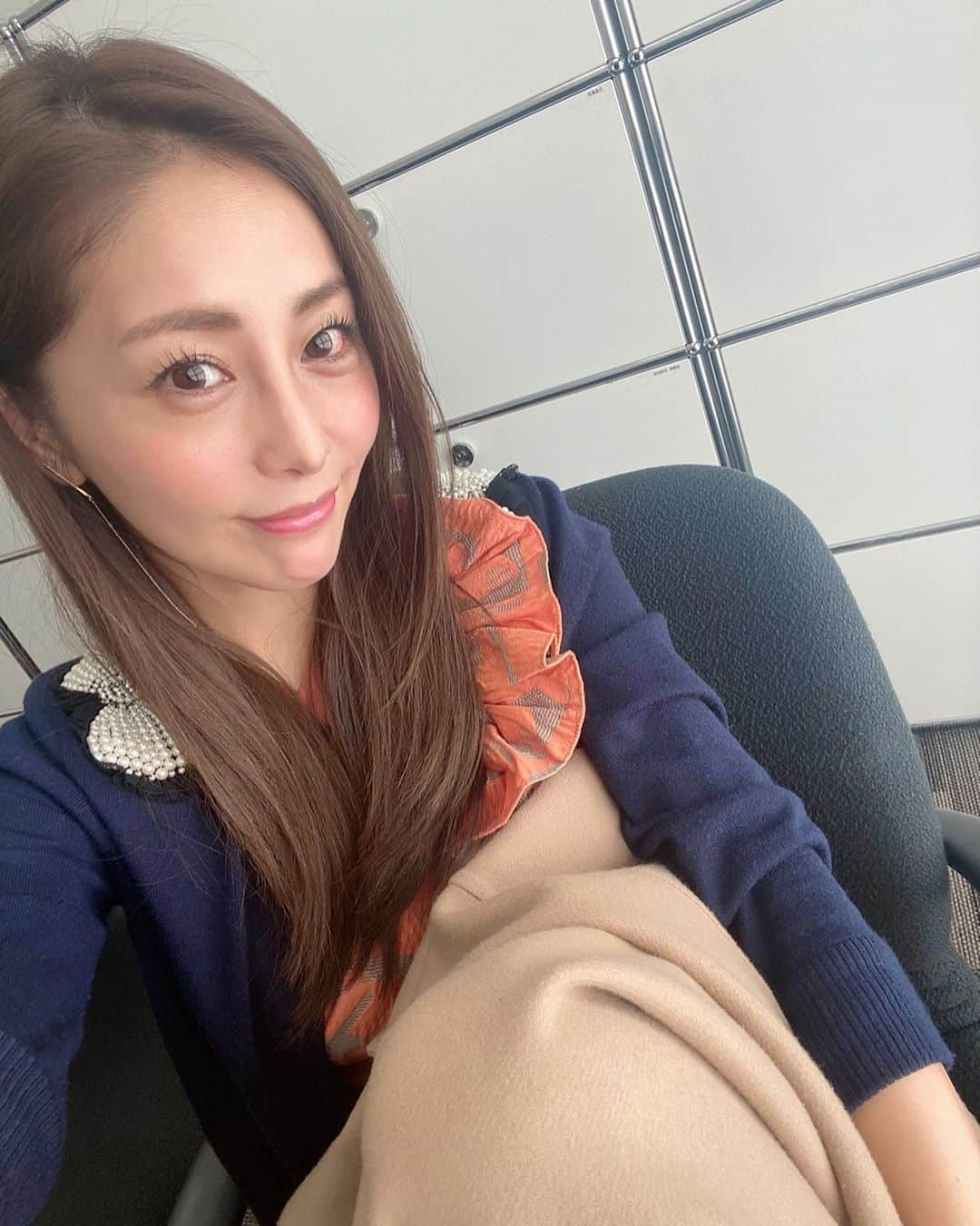 熊切あさ美さんのインスタグラム写真 - (熊切あさ美Instagram)「今日も一日お疲れ様でした😌 今日は朝から感謝を込めてカレンダーにサインをたくさんしてきました☺️ たくさんの方に飾ってもらえますように カレンダーイベントは11月22日 詳しくは福家書店さんのホームページにて🥰 そしてその後、東スポさんの取材へ☺️ 発売が楽しみです😚 #カレンダー発売中　#DVD発売中　#写真集発売中　#熊切あさ美」11月17日 18時13分 - asami_kumakiri