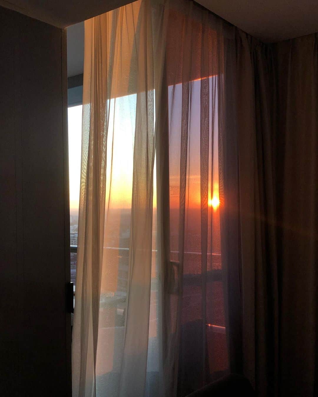 Victoria Leeのインスタグラム：「🌅🥰」