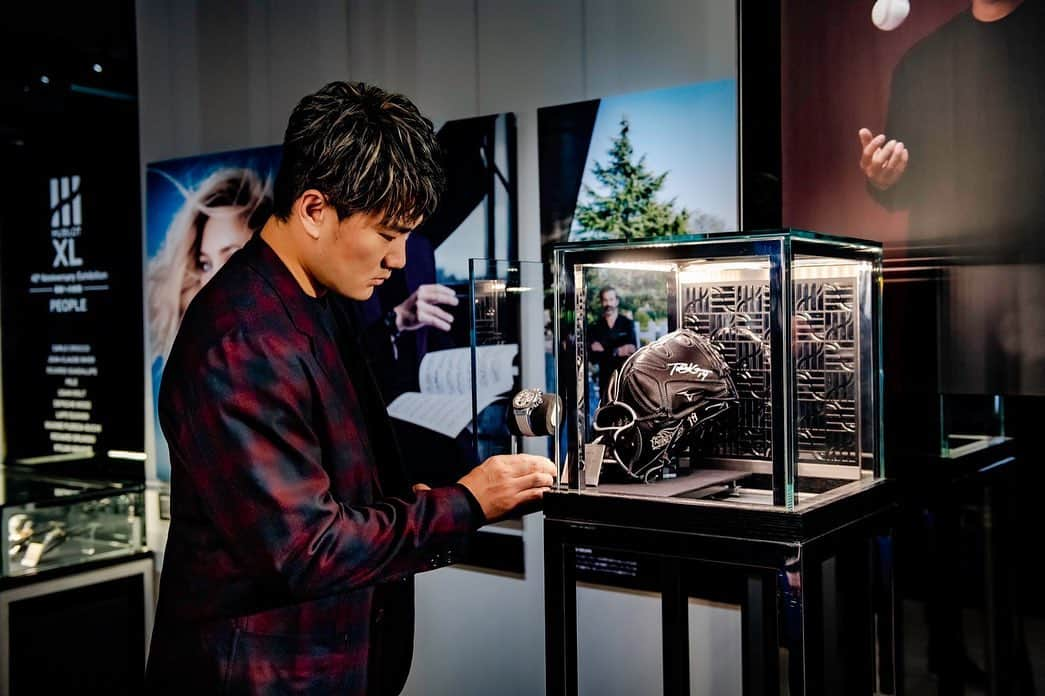 田中将大さんのインスタグラム写真 - (田中将大Instagram)「先日ウブロ@Hublot の40周年記念エキシビションに行ってきました！  ウブロとコラボレーションした自分のモデルやグローブも展示されていました。  隣にはマスターズで優勝したダスティン・ジョンソン選手のクラブや、コービー選手のサイン入りシューズもありました！  Shoes by: @berluti  #Hublot #ウブロ #Hublot40thAnniversary  #PR #BigBang #ビッグバン #ClassicFusion40Years  #クラシックフュージョン」11月17日 18時21分 - masahiro_tanaka.official