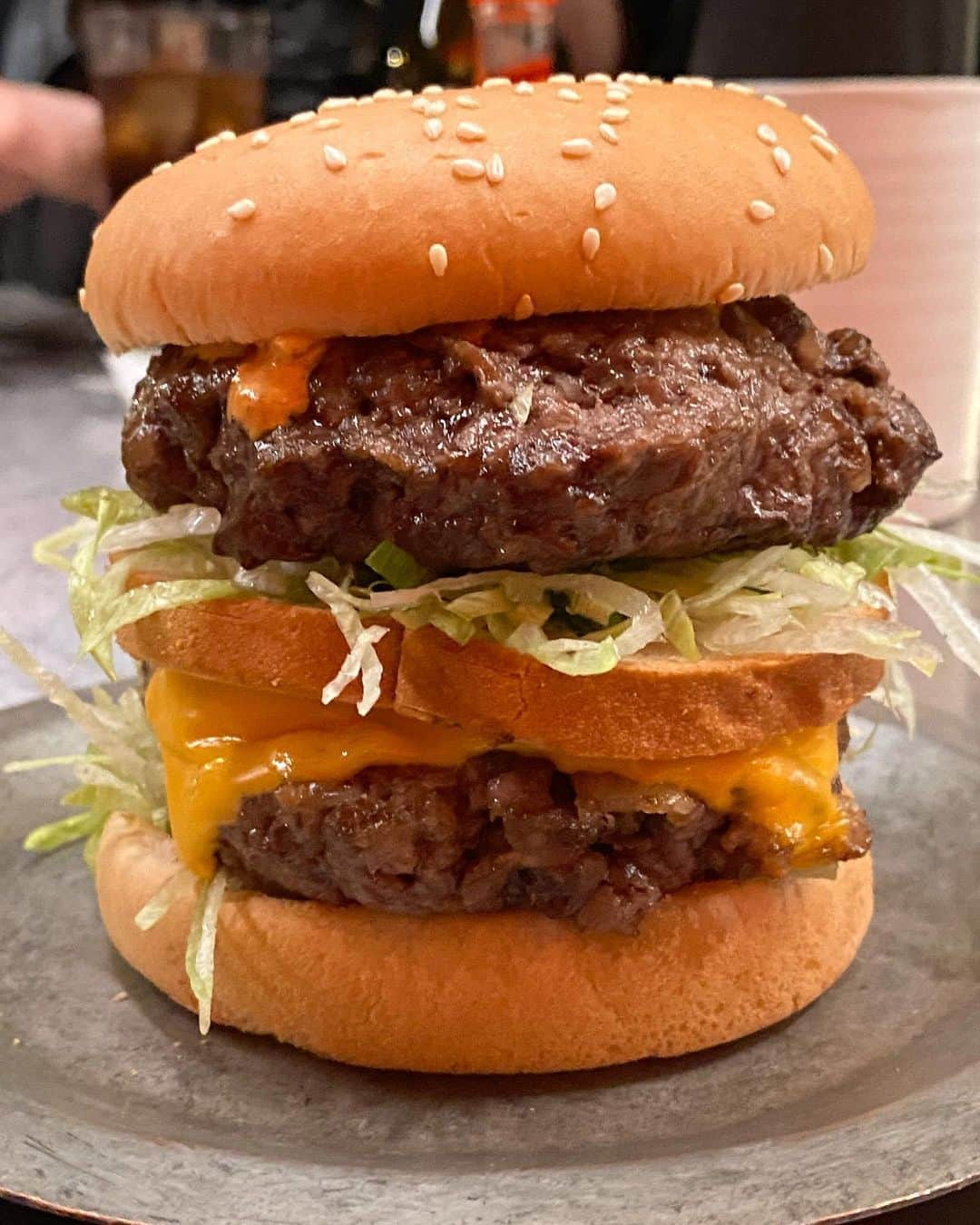 カルフィン・ヨン・ア・ピンさんのインスタグラム写真 - (カルフィン・ヨン・ア・ピンInstagram)「This might look like a regular burger but nothing is regular @wagyumafia This is a dry aged A5 Kobe beef burger! This was by far the best burger meat I ever had. Also if you know me and @afamok we can’t do any of our hobbies just normal. So what’s better then a double Kobe beef burger? A quadruple Kobe beef burger!!! 😂🤪🤪」11月17日 18時23分 - calvinjongapin