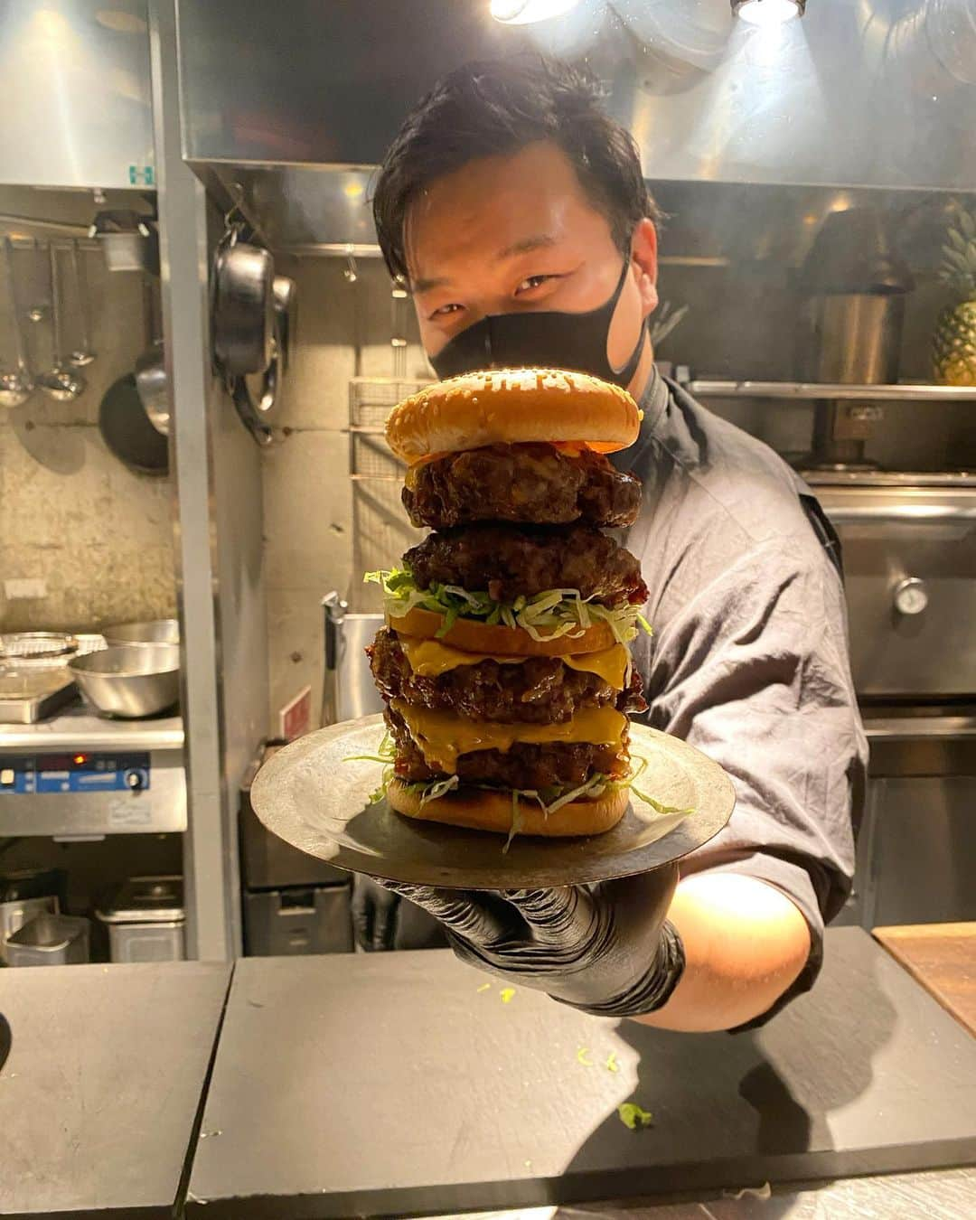 カルフィン・ヨン・ア・ピンさんのインスタグラム写真 - (カルフィン・ヨン・ア・ピンInstagram)「This might look like a regular burger but nothing is regular @wagyumafia This is a dry aged A5 Kobe beef burger! This was by far the best burger meat I ever had. Also if you know me and @afamok we can’t do any of our hobbies just normal. So what’s better then a double Kobe beef burger? A quadruple Kobe beef burger!!! 😂🤪🤪」11月17日 18時23分 - calvinjongapin