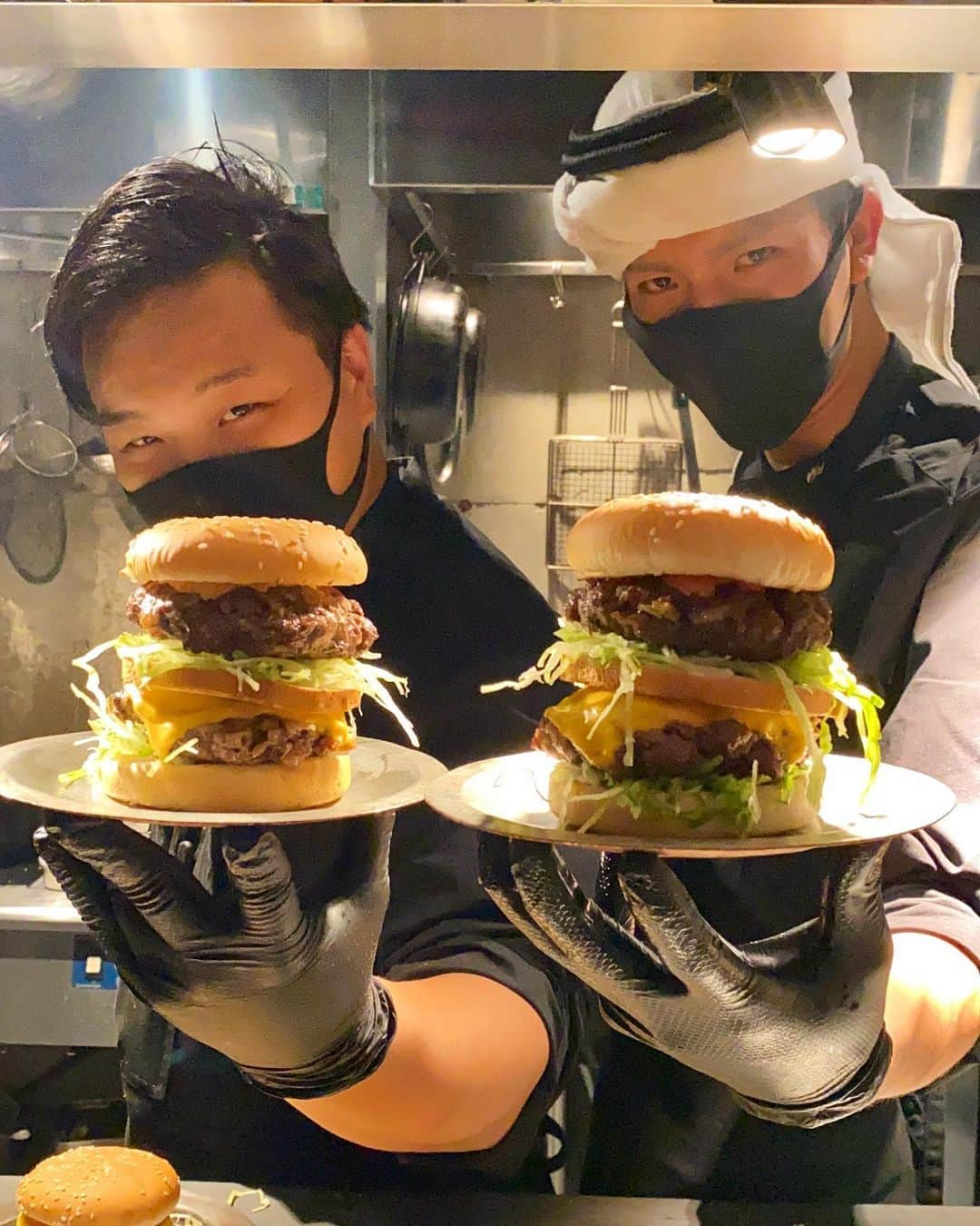 カルフィン・ヨン・ア・ピンさんのインスタグラム写真 - (カルフィン・ヨン・ア・ピンInstagram)「This might look like a regular burger but nothing is regular @wagyumafia This is a dry aged A5 Kobe beef burger! This was by far the best burger meat I ever had. Also if you know me and @afamok we can’t do any of our hobbies just normal. So what’s better then a double Kobe beef burger? A quadruple Kobe beef burger!!! 😂🤪🤪」11月17日 18時23分 - calvinjongapin