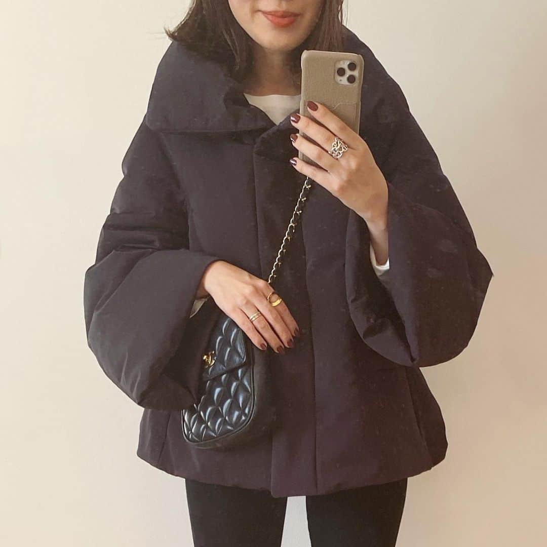 ryokoさんのインスタグラム写真 - (ryokoInstagram)「𝓊𝓃𝒾𝓆𝓁ℴ + 𝒥 𓂅 #ハイブリッドダウンジャケット wine Sサイズ  ブラック狙いだったけどオンライン即完売、 在庫復活してたみたいなんだけどそれも逃し 近所の店舗にも在庫なくて..  でもこのwineが届いて実物見たら ブラウンに近いカラーで可愛かった♡ ブラックより優しい感じ☺︎ シルエットとかもう全部可愛いくてお値段以上すぎて大満足🥰  3枚目は光の関係でブラックに見えるから 1枚目が1番実物近いかも！ ． ． ． #uniqlo #jilsander #uniqlolifewear #uniqloginza #uniqloginza2020fw #uniqlojilsander #locari #ユニクロ #ダウン #ダウンジャケット #ユニジョ #プチプラコーデ #ユニクロジルサンダー #低身長コーデ #おちびコーデ #149cm」11月17日 18時23分 - ry.0123