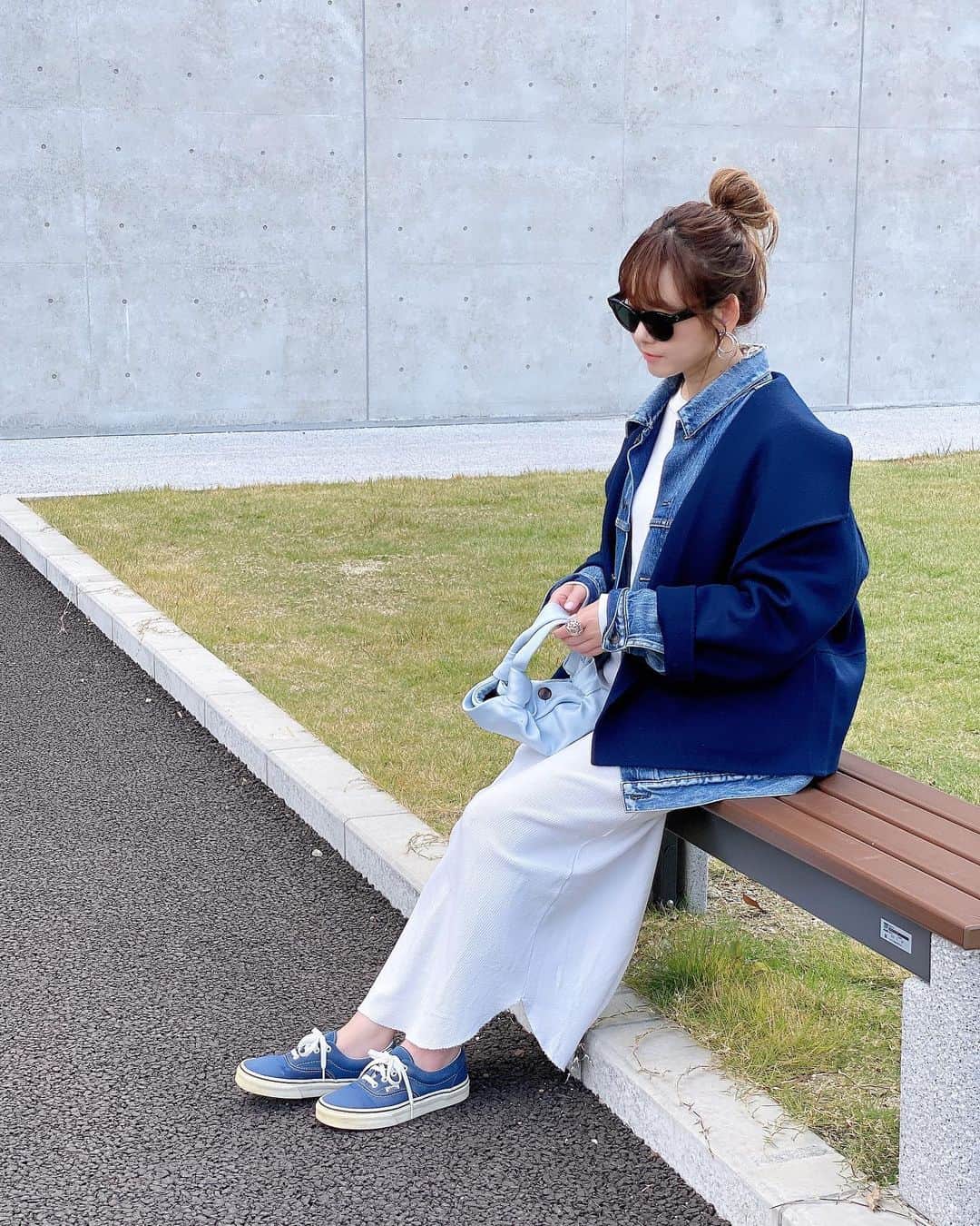 akiii031のインスタグラム：「casual💙🤍  ネイビーのアウターにデニムJKでカジュアルに🙈 久しぶりのvansもネイビー💙  coat @aulii_amomentofhappiness  ↪︎今夜20時発売です。 denim JK @balenciaga  one-piece @ronhermanstore  bag @maisontherow  shoes @vans  eyewear @celine  earring @seadsmara」