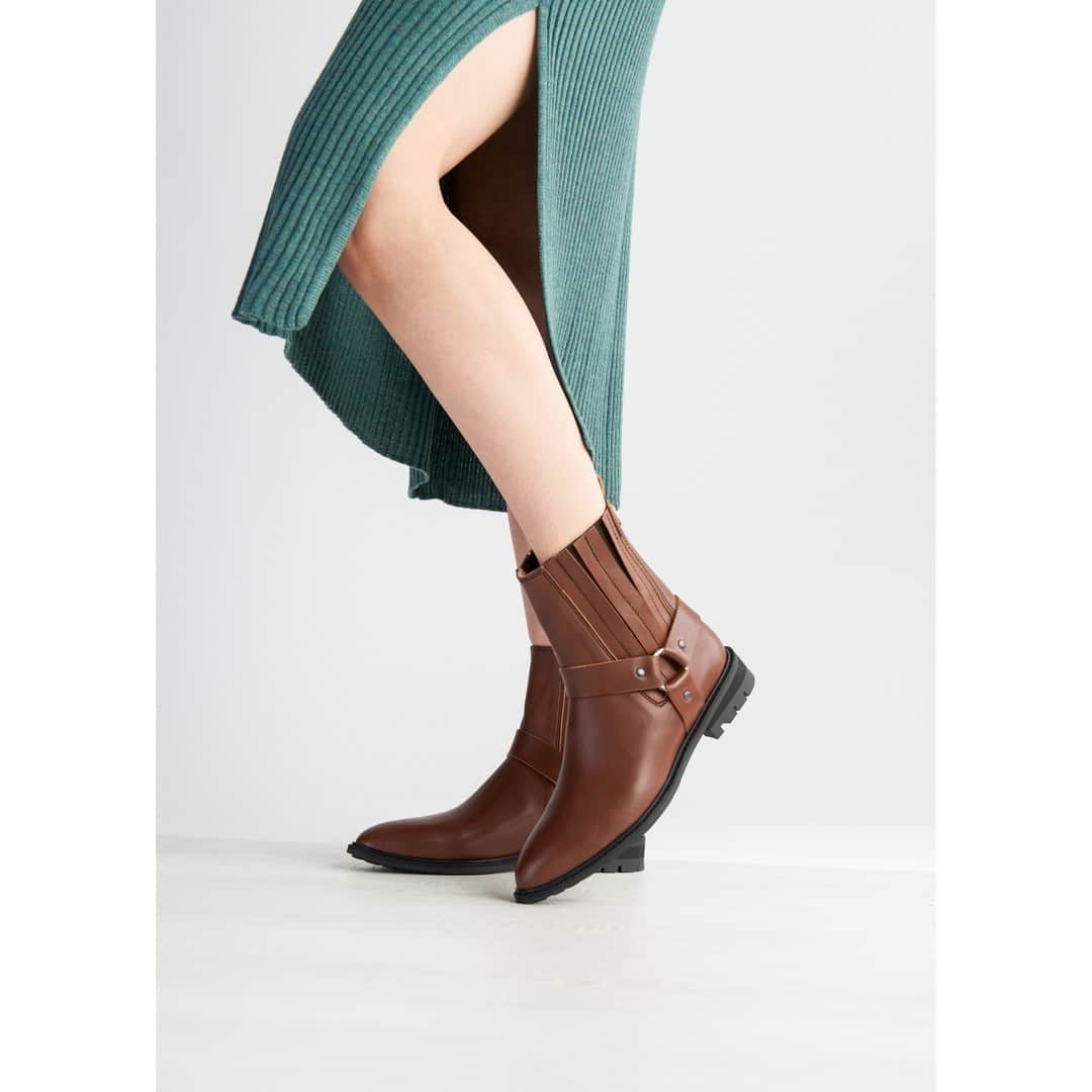 テーリポルキのインスタグラム：「NEW IN! Artur stirrup boots in brown 🤎 ⠀⠀⠀⠀⠀⠀⠀⠀⠀ ⠀⠀⠀⠀⠀⠀⠀⠀⠀ #TERHIPÖLKKI #terhipölkkistore #kämpgarden #scandinaviandesign #finnishdesign #sustainable #sustainablefashion #designfromfinland #finnishfashion #footwear #shoes #boots #supportyourlocal」