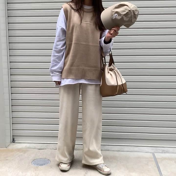 DHOLIC SNAPのインスタグラム：「@naru060708さんの#dholicsnap⁠ 　⁠ VEST：@dholic_official⁠ 　⁠ 【STYLE】⁠ #ontheriver⁠ #ラウンドアクリルニットベスト⁠ 全6色￥3,036(税込)⁠ 　⁠ LINE@お友だち追加でもらえるクーポン使用で【10％OFF】11/18(水)17:00まで！⁠ 　⁠ みなさんもぜひ#dholicsnap をつけて⁠ コーディネートを投稿してください📸💕⁠ 　⁠ ※上記以外のご着用アイテムにつきましては品切れ商品、または、私物となります。⁠ 　⁠ #DHOLIC#dholicism#fashion#ootd⁠ #プチプラコーデ#今日のコーデ#今日の服⁠ #ニットベスト#ベストコーデ#ワントーンコーデ⁠ #ベージュコーデ#カジュアル#シンプルカジュアル」