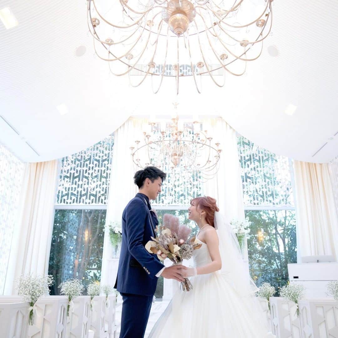 Wedding Park 公式のインスタグラム：「💐TODAY’s PICK UP ハナレポ💐  こんばんは！ ウエディングパークのハナレポ編集部です💁‍♀️  今日のピックアップは、 @rxy_1130さまのハナレポ👰  参列者の方から これまでの結婚式で一番笑った、一番良かった という声が上がるほど、 笑顔の溢れる式だったのだとか！ お写真からも楽しそうな様子が伝わりますね♡  ＜この式場を決めたポイント＞ 場所がわかりやすく、 駅から近いことは外せないポイントだったそうですが、 駅近にも関わらず、緑が多く雰囲気が良かったところが決め手だったようです✨  💒この結婚式場を詳しく クルヴェット名古屋（愛知） https://www.weddingpark.net/00001d0c/  💍この結婚式についてもっと詳しく ▼@rxy_1130さまのハナレポ♡ https://www.weddingpark.net/hanarepo/8622/  ーーーーーー #ベストハナレポ にエントリーしよう👑  @weddingpark をフォロー ＋#ベストハナレポ をつけて 投稿してください♡  ベストハナレポに選ばれた花嫁さまは 月末に表彰投稿をさせていただいています♩  たくさんのご参加お待ちしています！  ーーーーーー #プレ花嫁 #式場探し #2020婚 #2021婚 #2020冬婚 #2021春婚 #ちーむ2020 #日本中のプレ花嫁さんと繋がりたい #結婚式 #結婚式準備 #結婚準備 #プロポーズ #ウエパ #ウエディングパーク #ハナレポ #クルヴェット名古屋 ーーーーーー」