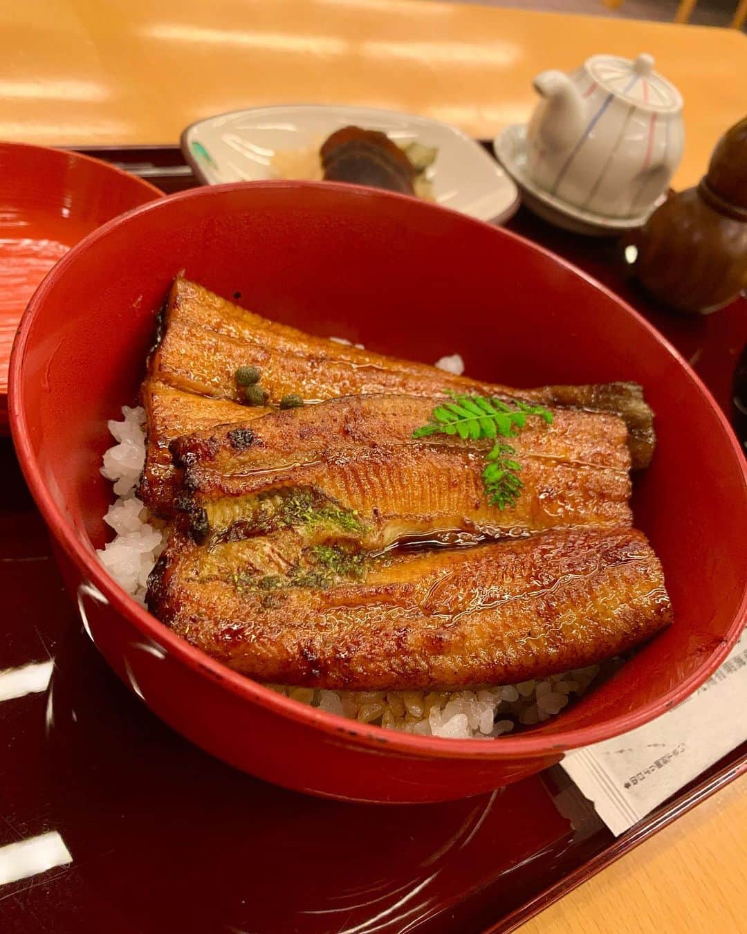 ayuさんのインスタグラム写真 - (ayuInstagram)「✨🍲🇯🇵💛✨ 𝐃𝐢𝐧𝐧𝐞𝐫 𝐭𝐢𝐦𝐞 I ate a tuna hot pot dish.  It was healthy and delicious😋💕 ・ マグロ鍋初めて食べましたが ヘルシーで美味しかったです😋🍲❤️ 鰻も、釜揚げしらすも美味しかった🥰 ご馳走様でした🙏💕 ・ #dinner#dinnertime#gourmetfood#travelphotography#foodie#japanesefood#shizuoka#yellow#outfitoftheday#codenate#ootdfashion #ayuログ#食べログ#夜ご飯#マグロ#日本平#静岡#静岡グルメ#お鍋の季節#お鍋#うなぎ#鰻#ウナギ#旅行#旅行コーデ#旅行好きな人と繋がりたい#旅行好き女子#グルメ女子#グルメスタグラム#グルメ部」11月17日 18時30分 - ayu888ayu
