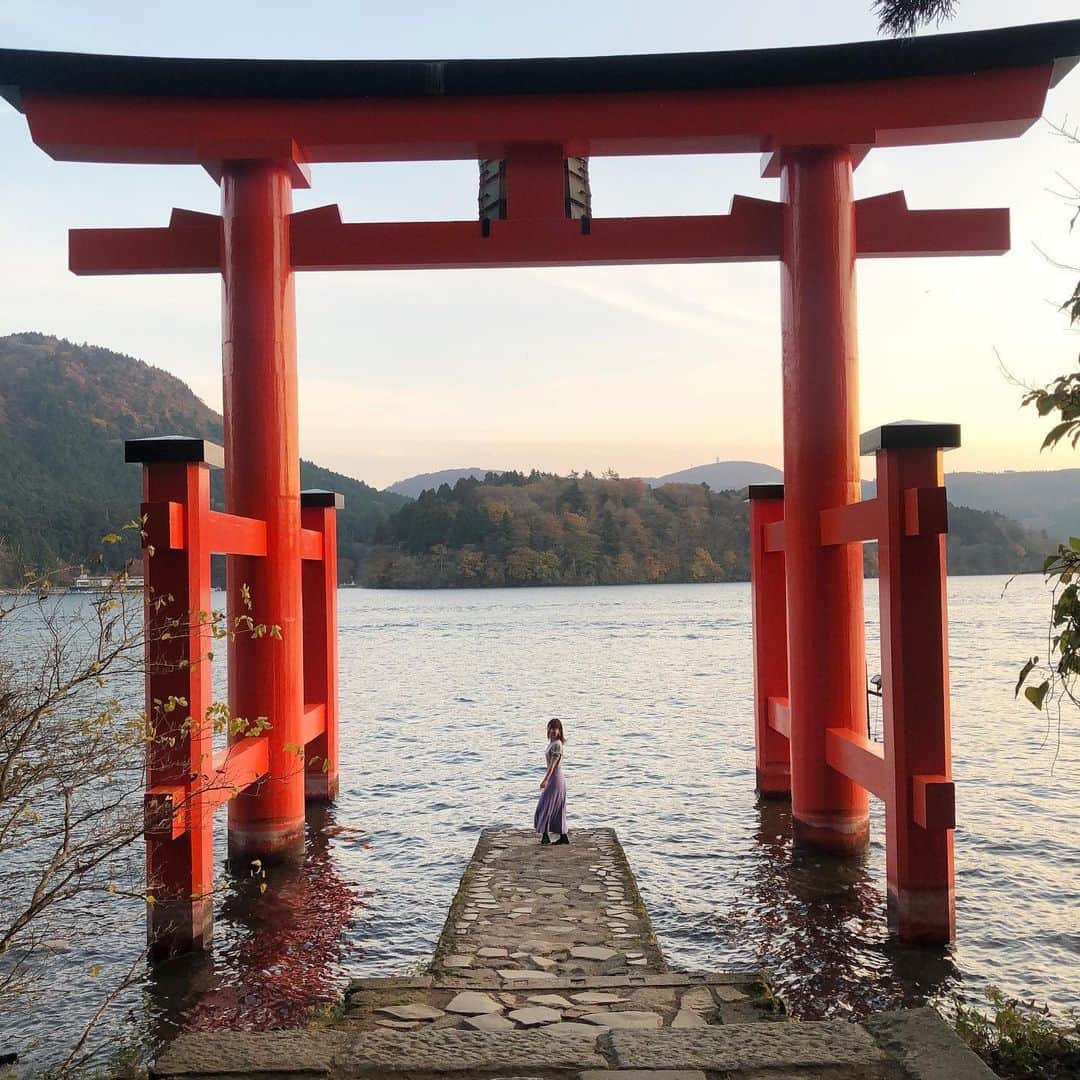 菊池良子のインスタグラム：「箱根神社から下ったところ⛩ ・ ・ みんなが並んでいて写真を撮るんですが、日が暮れると暗くなるので次の人のことを想いマキで撮りましょうね🤳✨✨ ・ ・ 私は走ったよ🏃‍♀️ ・ ・ 転ばないように気をつけながら…😊 ・ ・ ・ #箱根　#旅行　#箱根神社　#パワースポット #景色　#trip #announcer」