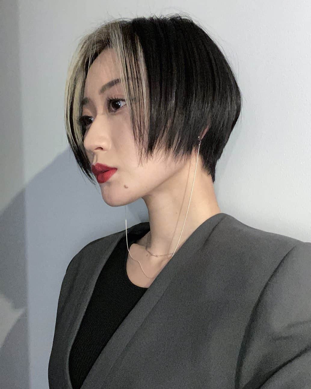 浅野琳のインスタグラム：「... 全然髪の毛伸びませんな 散髪は毎度一星氏、有難う #浅野琳」