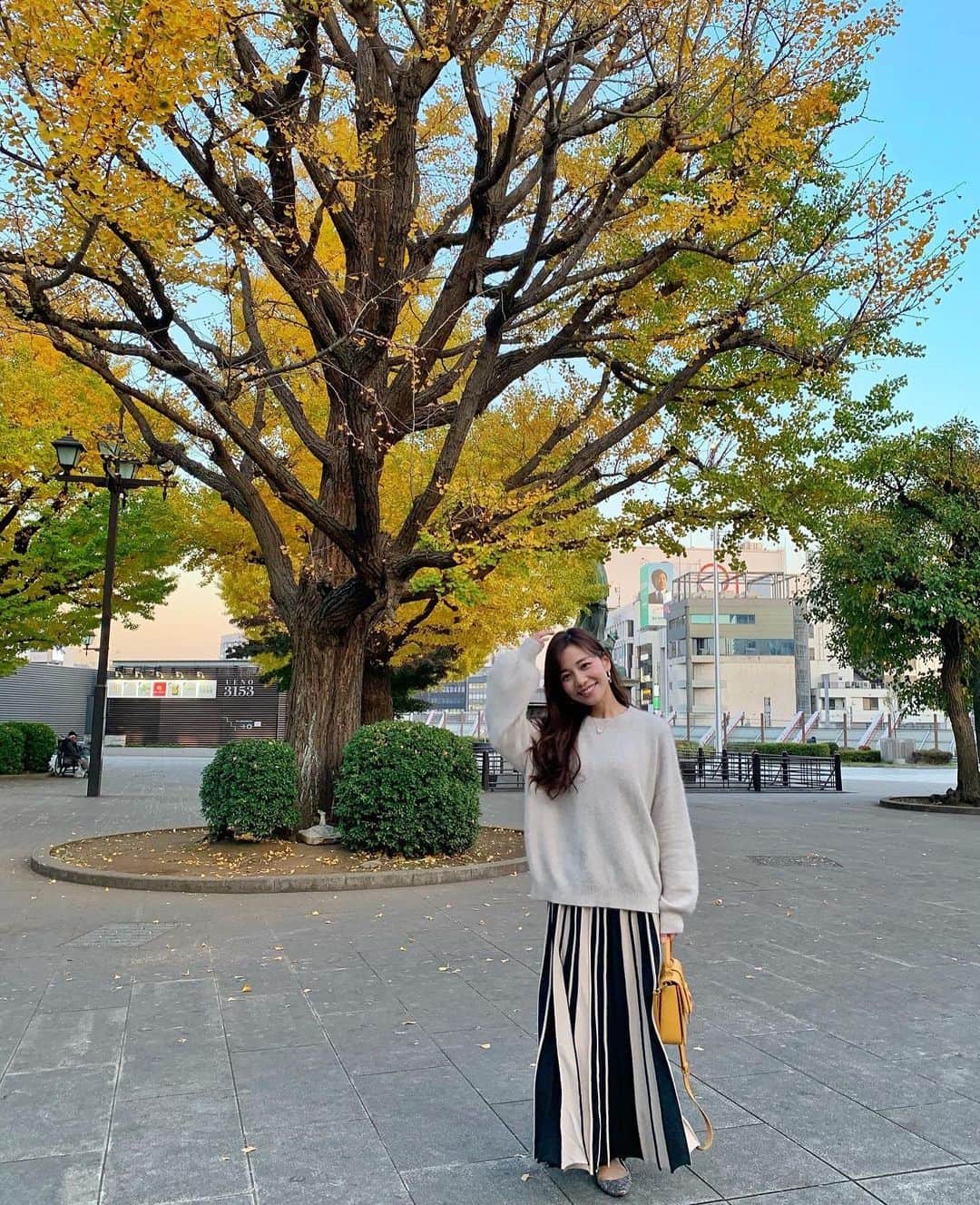 福山唯のインスタグラム：「イチョウが綺麗だった💛 . .  tops,skirt @kuih_store  何よりニットの形と肌触りが最高🥺 どのニットもそうなの🧶✨これはふわふわモフモフニットだよ☁️  . . #coordinate #kuih #kuihst #knit #longskirt #yellow #ginkgo #ootd #instafashion #fashion #コーディネート  #秋コーデ　#クイ　#ニット #ロングスカート #イチョウ　💛」