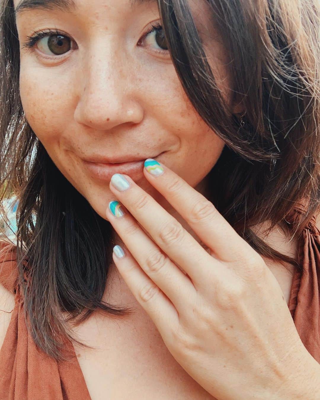 アリッサ ウーテンのインスタグラム：「They don’t call it @salonglitterhawaii for nothing!  I was over due for a sparkly manicure, thank you for turning my nails into a glittery rainbow zone that I can’t stop looking at!  PS last pic is my FRIST time at @salonglitterhawaii !  @skyesthe1imit and I went and we were so OBSESSED!  Super #kawaii kine nails love it Thnk you again for taking care of @haakeaulana and I @salonglitterhawaii ✨」