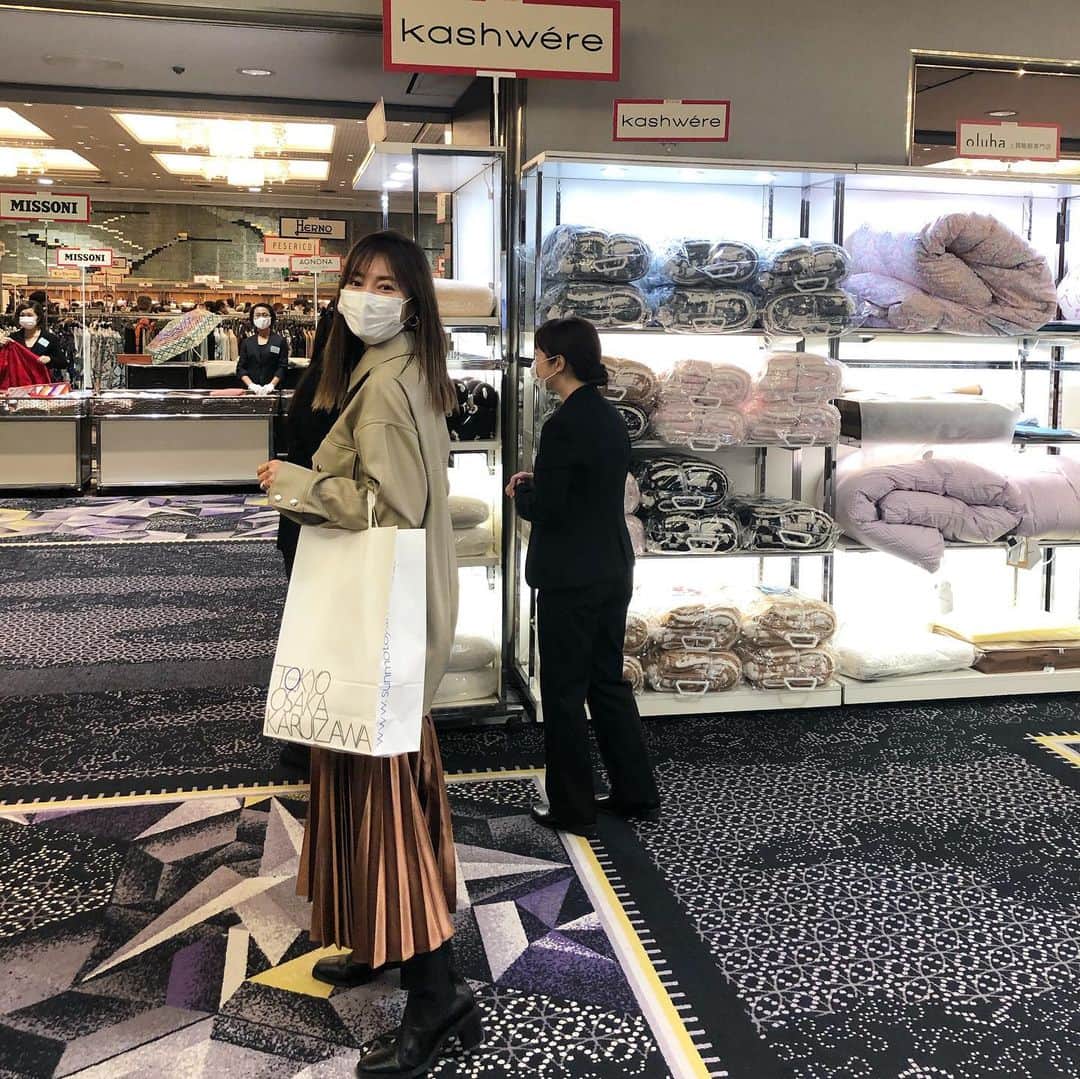 新山千春さんのインスタグラム写真 - (新山千春Instagram)「お世話になっている 和田さんが✨主催している  サンフェアに今年も お買い物しにいってきました🌹  ペルシャ絨毯が素敵すぎました (*˘︶˘*).｡.:* お気に入りを見つけて 購入したよ！！！  会場には、ルブタン、フェンディ、シャネル、イヴ・サンローラン、マックスマーラー、モンクレール、バレンシアガ、プラダ、グッチ、ミューミュー、カシュウェア、マックィーン、ステラマッカートニー、ロエヴェ、 ミッソーニ、ほかにも たくさんのハイブランドが 80%オフで買えるものもあるのでかなりオススメです🌹  この後、大阪でも 開催されるので、 気になる方は ぜひ！web申込をして 遊びに行ってみてくださいね (*˘︶˘*).｡.:*  1/11 阪急インターナショナルで 開催されます✨  食品もオススメです💓  #サンフェア #ペルシャ絨毯  #新山千春」11月17日 9時35分 - chiharuuu_0114