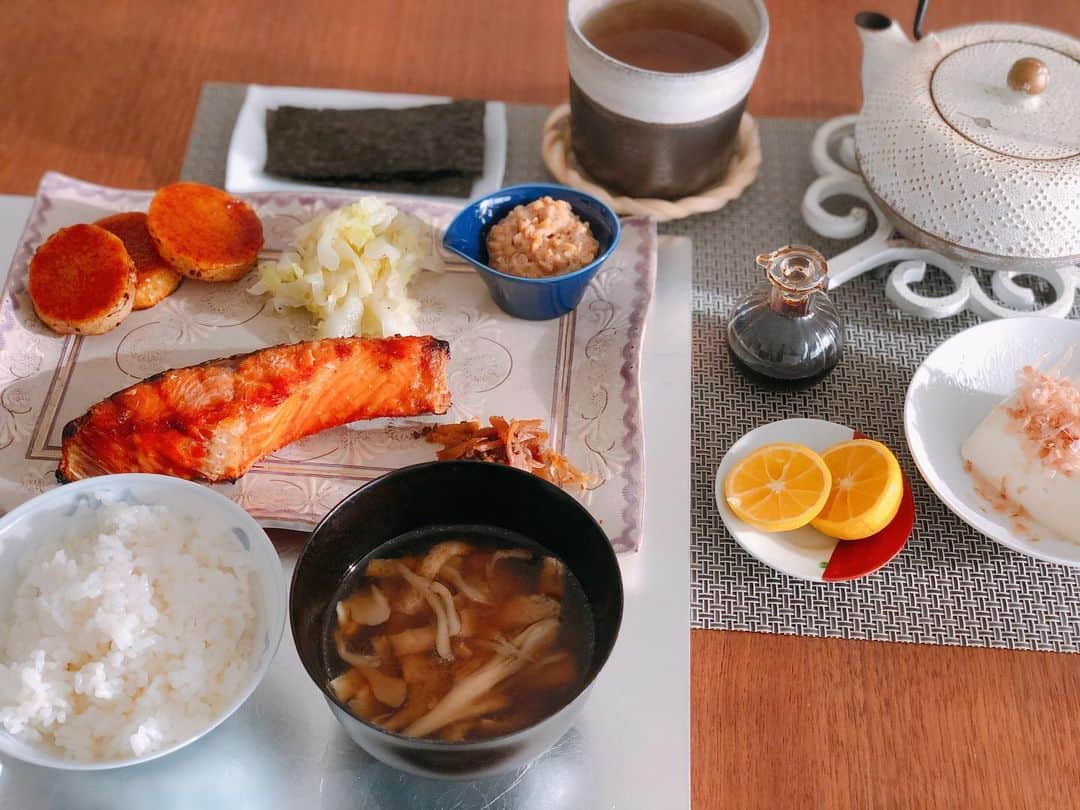 英玲奈さんのインスタグラム写真 - (英玲奈Instagram)「#今日の朝ご飯 #夫の朝ご飯 やっぱり#和定食 が落ち着きます。 叔母にもらった鮭が美味しくて、 夫もお気に入り。  #ていねいな暮らし #季節を感じる暮らし#からだにいいこと#料理 #からだにやさしいごはん #おうちごはん#夫の健康守りたい#10年後の健康の為に#無添加#無化調#オーガニック#低gi #美腸活#趣味生活#料理家#erenakitchen」11月17日 9時36分 - erena_erenyan