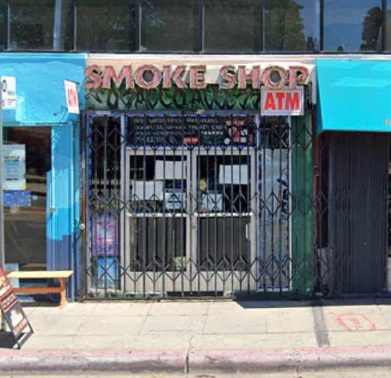 レスリー・ジョーンズさんのインスタグラム写真 - (レスリー・ジョーンズInstagram)「I hate when I got to call folks out! I was having a great day until me and my asst went in this shop!! Man The dude was so rude. “He told us we was taking too long and interrupted his lunch,we got 20 seconds and people usually know what they want” like huh?! Don’t shop here!Melrose Smoke CBD Shop 7801 Melrose Ave #1b, Los Angeles, CA 90046」11月17日 9時36分 - lesdogggg