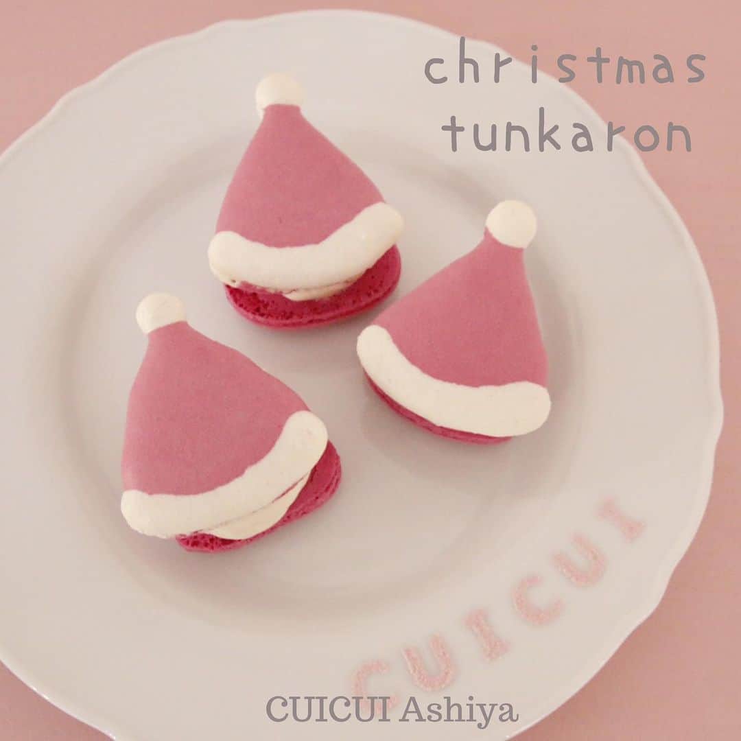 日本サロネーゼ協会さんのインスタグラム写真 - (日本サロネーゼ協会Instagram)「JSAプロデュースカフェ #cuicuiashiya  で大人気✨のトゥンカロンに、クリスマス限定デザインが新登場🎄 トゥンカロンは、クリームがたくさん入った、ボリュームたっぷりの韓国発マカロンです。  トナカイにはマロンクリーム、サンタ帽🎅にはストロベリーチーズケーキ🍓クリーム入り✨見た目のかわいさだけでなく、お味にもとってもこだわっています😉  JSAマカロンアート®︎の技術と、JSAオリジナルマカロンミックスを使用しているCUICUIのトゥンカロンは、かわいい見た目はもちろん、「味がとっても美味しい！」とリピーターが続出中😻  トゥンカロンレッスンや、マカロンアート®︎認定講座のご受講は、ぜひ全国のJSAマカロンアート®︎認定教室に、お問い合わせくださいませ♡  対面・オンライン両方に対応しております😊  #トゥンカロン #トゥンカロンレッスン #マカロンアート #マカロン #マカロンアート認定講座 #ハロウィントゥンカロン」11月17日 9時44分 - japan.salonaise.association