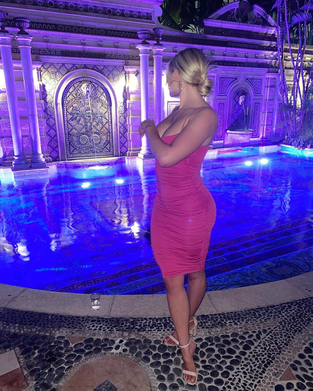 Courtney Tailorさんのインスタグラム写真 - (Courtney TailorInstagram)「Medusa head on me like I’m ‘luminati... 🐍  . . . . . #medusa #versace #versacemansion #miami」11月17日 9時46分 - courtneytailor