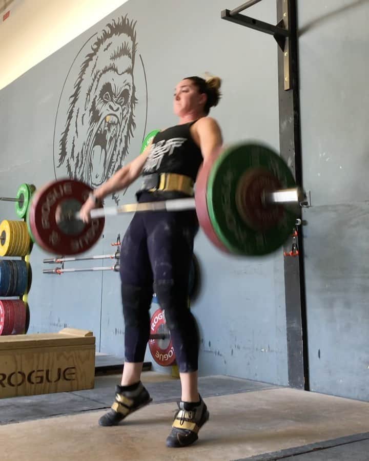 マッティ・ロジャーズのインスタグラム：「Here are 5 (of many) snatches alllll at the same weight from this morning. If you can guess which one was the first one at that weight & which was the 5th one at that weight, I’ll send you a $25 gift card to my merch shop (hellllooo Black Friday & Christmas drops). I’ll pick a winner sometime tomorrow.   Building CONSISTENCY. These may not look identical (although it should be hard to pick which was first/last), but the effort for each was. They all felt the same, they all moved around the same speed & I made them all. Meaning, as I got tired, my movement & effort stayed more or less the same. This was “easing back into things” after back off week, but today kicked my ass 😂 welcome back body, time for a really tough few weeks!   EDIT: the answer was 4th = 1st, 3rd = 5th. Thanks for playin!  @2poodperformance @roguefitness」
