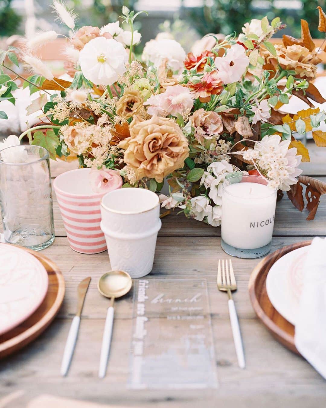 The Little Marketさんのインスタグラム写真 - (The Little MarketInstagram)「The dreamiest fall table by @beijosevents, complete with our blush stripe cup for a pretty pop of color and pattern! Get all the details below, then visit our link in bio to shop. ⠀⠀⠀⠀⠀⠀⠀⠀⠀ Design + Planning: @beijosevents l, Photographer: @julia_lukash_photography, Rentals + Beautiful Home: @sweetsalvagerentals, Tabletop + Candles + Bags: @thelittlemarket, Catering: @colettescatering, Florals: @thirdandpark, Invite + Details: @poppyjackshop, Macrame Details: @theneutralknot, Balloons: @______thepopshop, Champagne + Wine: @onehope」11月17日 9時55分 - thelittlemarket